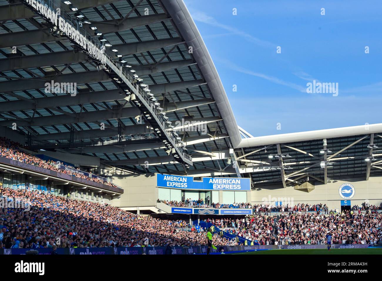 Fans au soleil pendant le match de Premier League entre Brighton et Hove Albion et West Ham United à l'American Express Stadium, Brighton, Royaume-Uni - 26 août 2023 photo Simon Dack / Téléphoto Images à usage éditorial uniquement. Pas de merchandising. Pour les images de football des restrictions FA et Premier League s'appliquent inc. Aucune utilisation Internet/mobile sans licence FAPL - pour plus de détails contacter football Dataco Banque D'Images