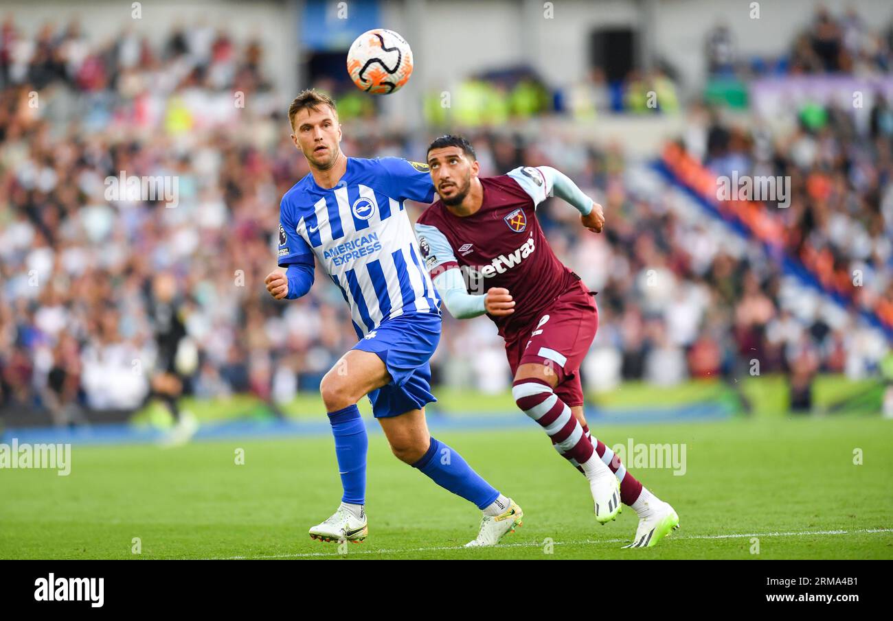 Joel Veltman, de Brighton, s'approche de Said Benrahma de West Ham lors du match de Premier League entre Brighton et Hove Albion et West Ham United au American Express Stadium, Brighton, Royaume-Uni - 26 août 2023. Photo Simon Dack / Téléphoto Images à usage éditorial uniquement. Pas de merchandising. Pour les images de football des restrictions FA et Premier League s'appliquent inc. Aucune utilisation Internet/mobile sans licence FAPL - pour plus de détails contacter football Dataco Banque D'Images