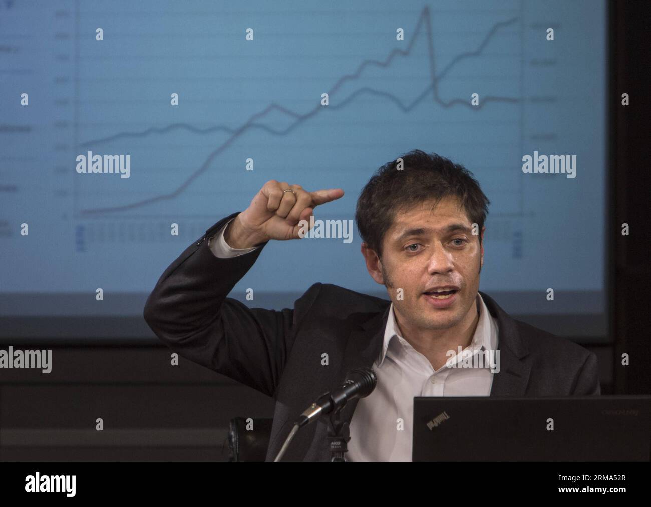 (140618) -- BUENOS AIRES, 17 juin 2014 (Xinhua) -- le ministre argentin de l'économie Axel Kicillof assiste à une conférence de presse au Palais des Finances de Buenos Aires, capitale de l'Argentine, le 17 juin 2014. La conférence a été organisée pour expliquer la position de l'Argentine contre le verdict de la Cour suprême des États-Unis, qui a décidé de ne pas prendre l'appel de l'Argentine comme le jugement du juge Thomas Griesa dans l'affaire contre le pays pour les soi-disant fonds vautours , selon la presse locale. (Xinhua/Martin Zabala) ARGENTINA-BUENOS AIRES-ECONOMY-CONFERENCE PUBLICATIONxNOTxIN Banque D'Images