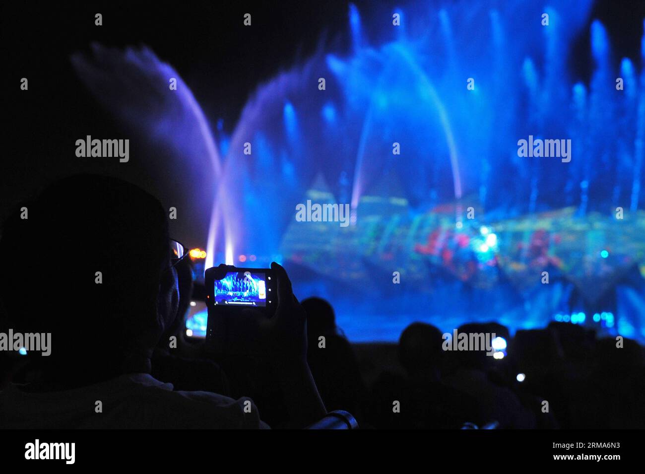 (140620) -- SINGAPOUR, 20 juin 2014 (Xinhua) -- les touristes assistent aux derniers feux d'artifice et à l'extravagance des fontaines Wings of Time sur la plage Sentosa Siloso de Singapour, le 20 juin 2014. (Xinhua/puis Chih Wey) SINGAPORE-SHOW-WINGS OF TIME PUBLICATIONxNOTxINxCHN Singapour juin 20 2014 touristes XINHUA Regardez les derniers feux d'artifice et les ailes de fontaine du temps À Singapour S Sentosa Siloso Beach juin 20 2014 XINHUA puis Chih Wey Singapour Show Wings of Time PUBLICATIONxNOTxINxCHN Banque D'Images