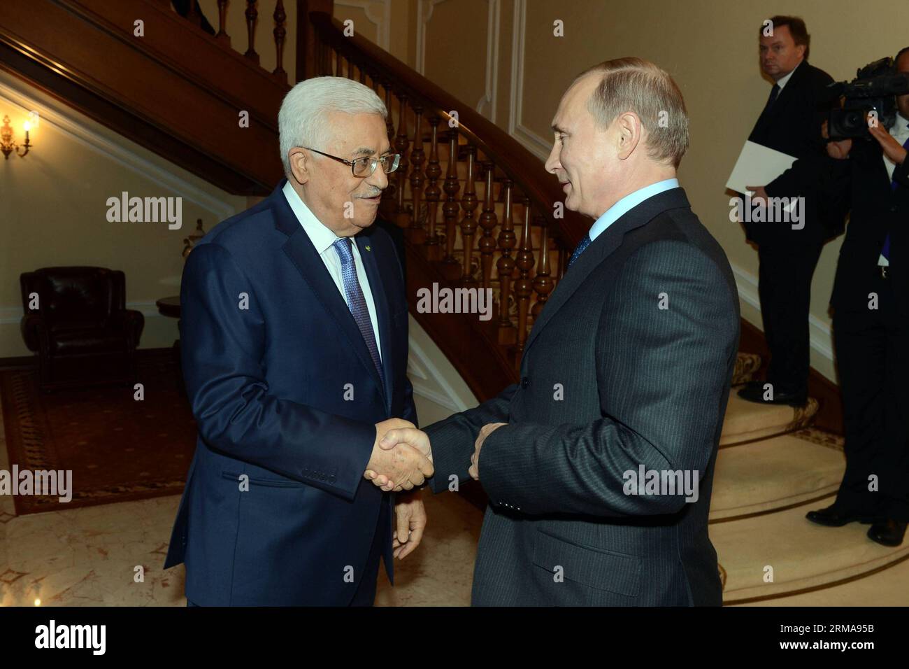 Le président russe Vladimir Poutine (à droite) rencontre le président palestinien Mahmoud Abbas dans la résidence Novo-Ogaryovo près de Moscou, en Russie, le 25 juin 2014. (Xinhua/Pool) RENCONTRE DES PRÉSIDENTS RUSSIE-PALESTINE PUBLICATIONxNOTxINxCHN le président russe Vladimir Poutine rencontre le président PALESTINIEN Mahmoud Abbas dans la résidence Novo Ogaryovo à l'extérieur de Moscou Russie LE 25 2014 juin rencontre des présidents palestiniens de XINHUA Pool Russie PUBLICATIONxNOTxINxCHN Banque D'Images