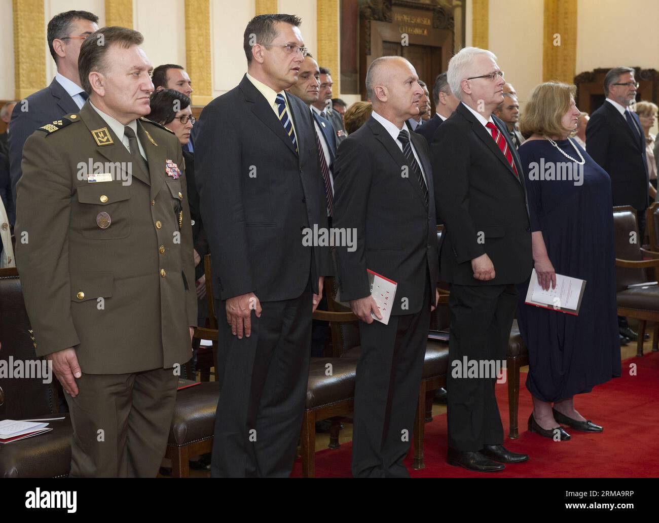(140627) -- ZAGREB, 27 juin 2014 (Xinhua) -- le président croate Ivo Josipovic (4e L, front) assiste à la commémoration officielle du 100e anniversaire du début de la première Guerre mondiale (WWI) aux Archives d'État croates à Zagreb, Croatie, le 27 juin 2014. La cérémonie centrale marquant le début de la première Guerre mondiale a eu lieu ici vendredi. (Xinhua/Miso Lisanin)(lyi) CROATIE-ZAGREB-WWI COMMÉMORATION PUBLICATIONxNOTxINxCHN Zagreb juin 27 2014 le Président croate de XINHUA Ivo Josipovic 4e Front assiste à la commémoration officielle du 100e anniversaire du début du monde était la première Guerre mondiale AU Sta croate Banque D'Images (140627) -- ZAGREB, 27 juin 2014 (Xinhua) -- le président croate Ivo Josipovic (4e L, front) assiste à la commémoration officielle du 100e anniversaire du début de la première Guerre mondiale (WWI) aux Archives d'État croates à Zagreb, Croatie, le 27 juin 2014. La cérémonie centrale marquant le début de la première Guerre mondiale a eu lieu ici vendredi. (Xinhua/Miso Lisanin)(lyi) CROATIE-ZAGREB-WWI COMMÉMORATION PUBLICATIONxNOTxINxCHN Zagreb juin 27 2014 le Président croate de XINHUA Ivo Josipovic 4e Front assiste à la commémoration officielle du 100e anniversaire du début du monde était la première Guerre mondiale AU Sta croate Banque D'Images