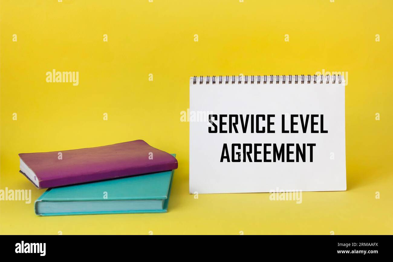 Pour les candidats au poste de chef d'équipe de magasin, écrit sur un bloc-notes et sur un fond jaune Banque D'Images