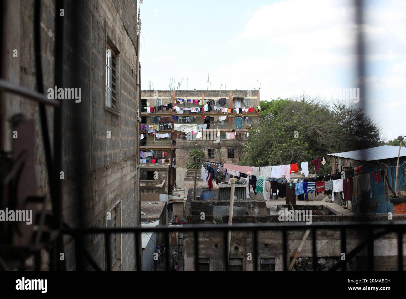 NAIROBI, le 29 juin 2014 -- une photo prise le 29 juin 2014 montre la vue à l'extérieur d'une école de boxe dans le bidonville de Korogocho, Nairobi, capitale du Kenya. L’école de boxe, avec plus d’un élève de 4 à 20 ans, est créée par l’ONG Fight for Peace. L'école utilise la boxe et les arts martiaux combinés à l'éducation pour réaliser le potentiel des jeunes et les tenir à l'écart des crimes et de la violence. Actuellement, il existe des dizaines de telles écoles de boxe dans les bidonvilles de Nairobi, fondées par différentes organisations. (Xinhua/Zhou Xiaoxiong) (dzl) KENYA-NAIROBI-TAUDIS-BOXE SCHOOL PUBLICATIONxNOTxINxCHN Banque D'Images