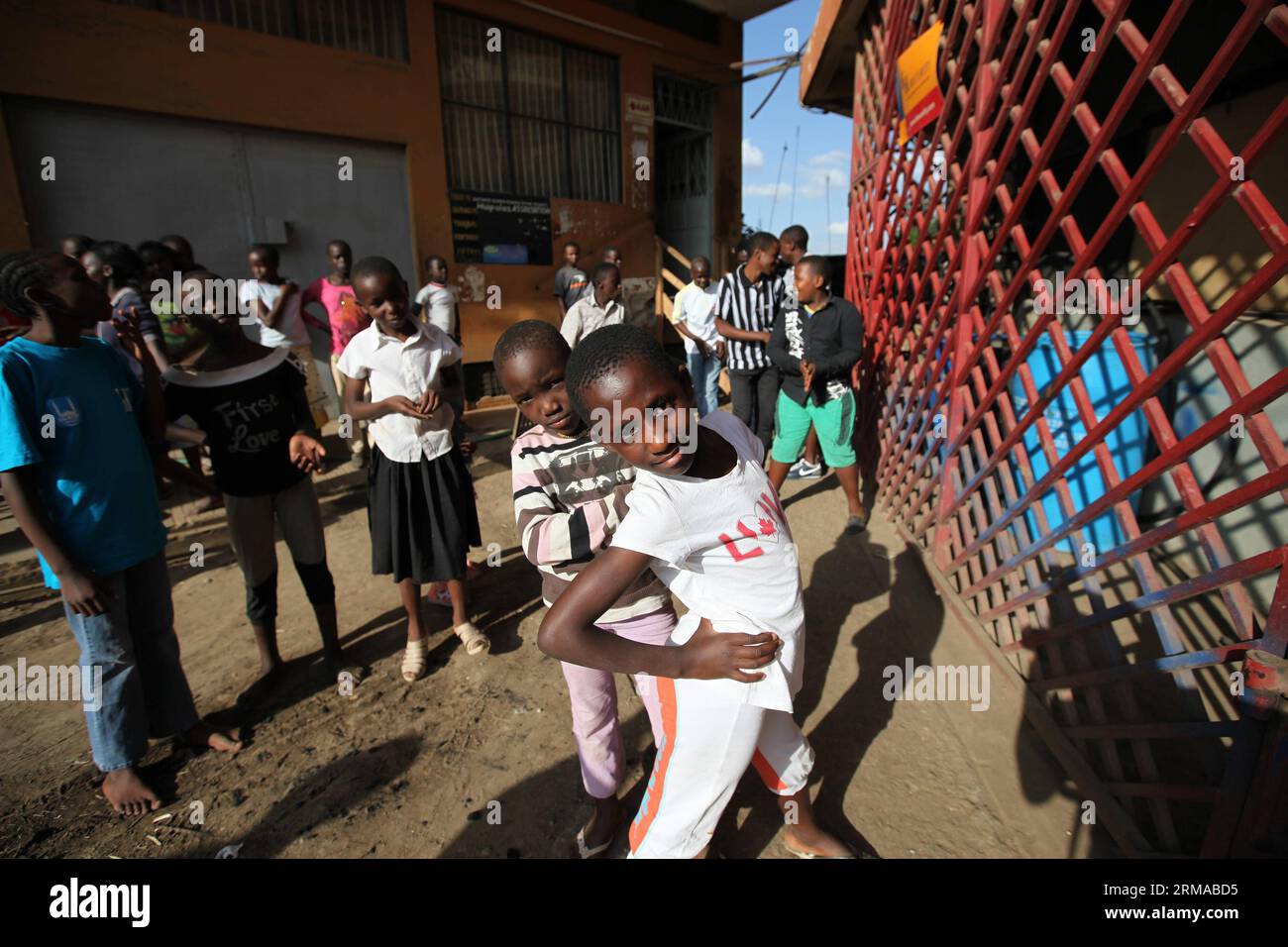 NAIROBI, le 29 juin 2014 -- des élèves posent pour des photos devant une école de boxe dans le bidonville de Korogocho, Nairobi, capitale du Kenya, le 29 juin 2014. L’école de boxe, avec plus d’un élève de 4 à 20 ans, est créée par l’ONG Fight for Peace. L'école utilise la boxe et les arts martiaux combinés à l'éducation pour réaliser le potentiel des jeunes et les tenir à l'écart des crimes et de la violence. Actuellement, il existe des dizaines de telles écoles de boxe dans les bidonvilles de Nairobi, fondées par différentes organisations. (Xinhua/Zhou Xiaoxiong) (dzl) KENYA-NAIROBI-TAUDIS-BOXE SCHOOL PUBLICATIONxNOTxINxCHN Nairo Banque D'Images