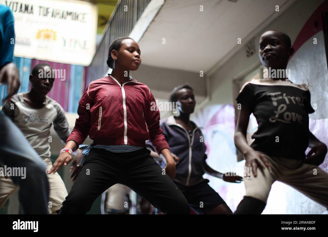 NAIROBI, le 29 juin 2014 -- des élèves apprennent à danser dans une école de boxe à l'intérieur d'un bâtiment du bidonville de Korogocho, Nairobi, capitale du Kenya, le 29 juin 2014. L’école de boxe, avec plus d’une centaine d’élèves âgés de 4 à 20 ans, est créée par l’ONG Fight for Peace. L'école utilise la boxe et les arts martiaux combinés à l'éducation pour réaliser le potentiel des jeunes et les tenir à l'écart des crimes et de la violence. Actuellement, il existe des dizaines de telles écoles de boxe dans les bidonvilles de Nairobi, fondées par différentes organisations. (Xinhua/Zhou Xiaoxiong) (dzl) KENYA-NAIROBI-TAUDIS-BOXE SCHOOL PUBLICATIONxNOTxINxC Banque D'Images