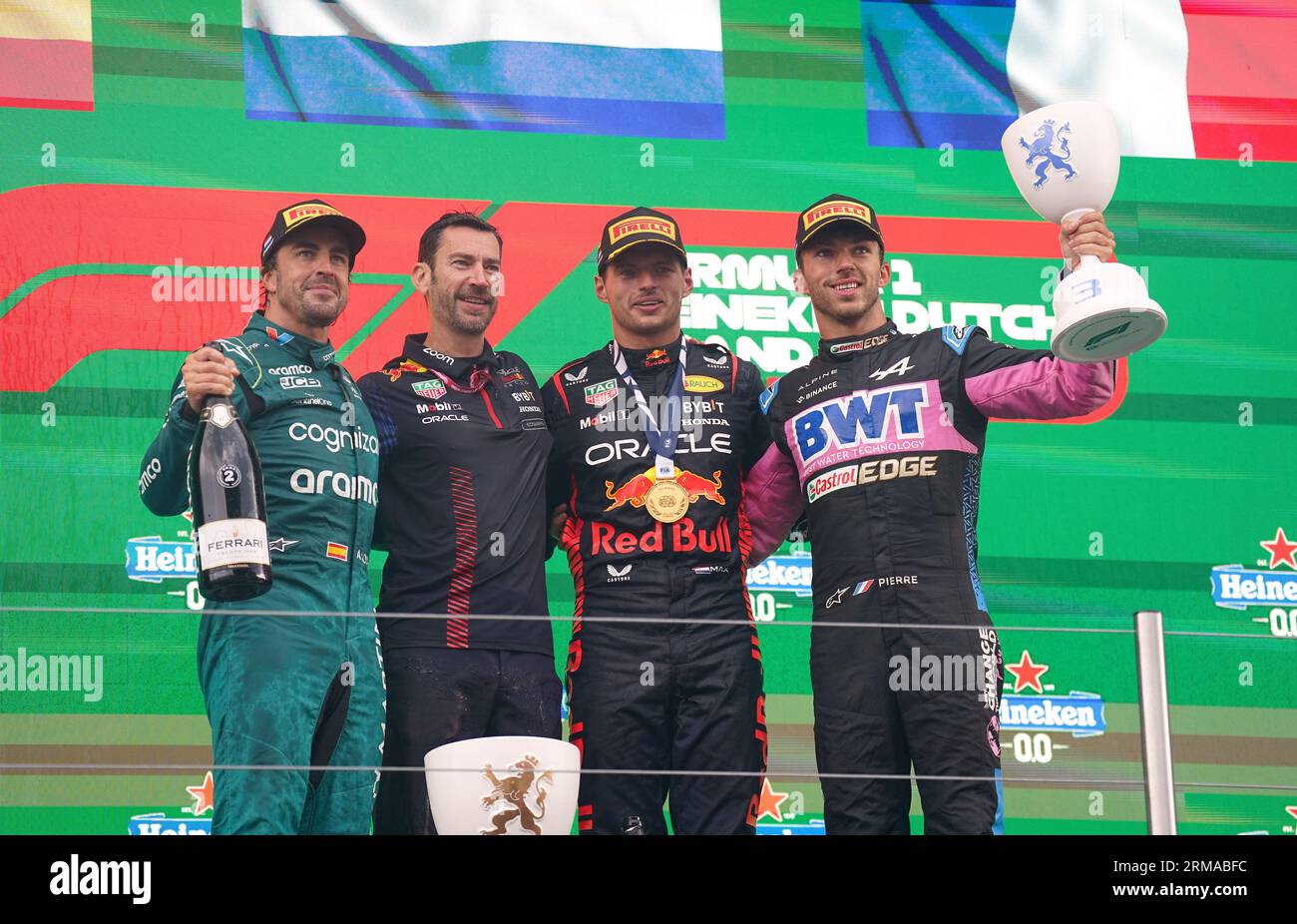 Max Verstappen de Red Bull Racing, Fernando Alonso d'Aston Martin et Pierre Gasly d'Alpine sur le podium après le Grand Prix des pays-Bas au circuit de Zandvoort CM.com, pays-Bas. Date de la photo : dimanche 27 août 2023. Banque D'Images