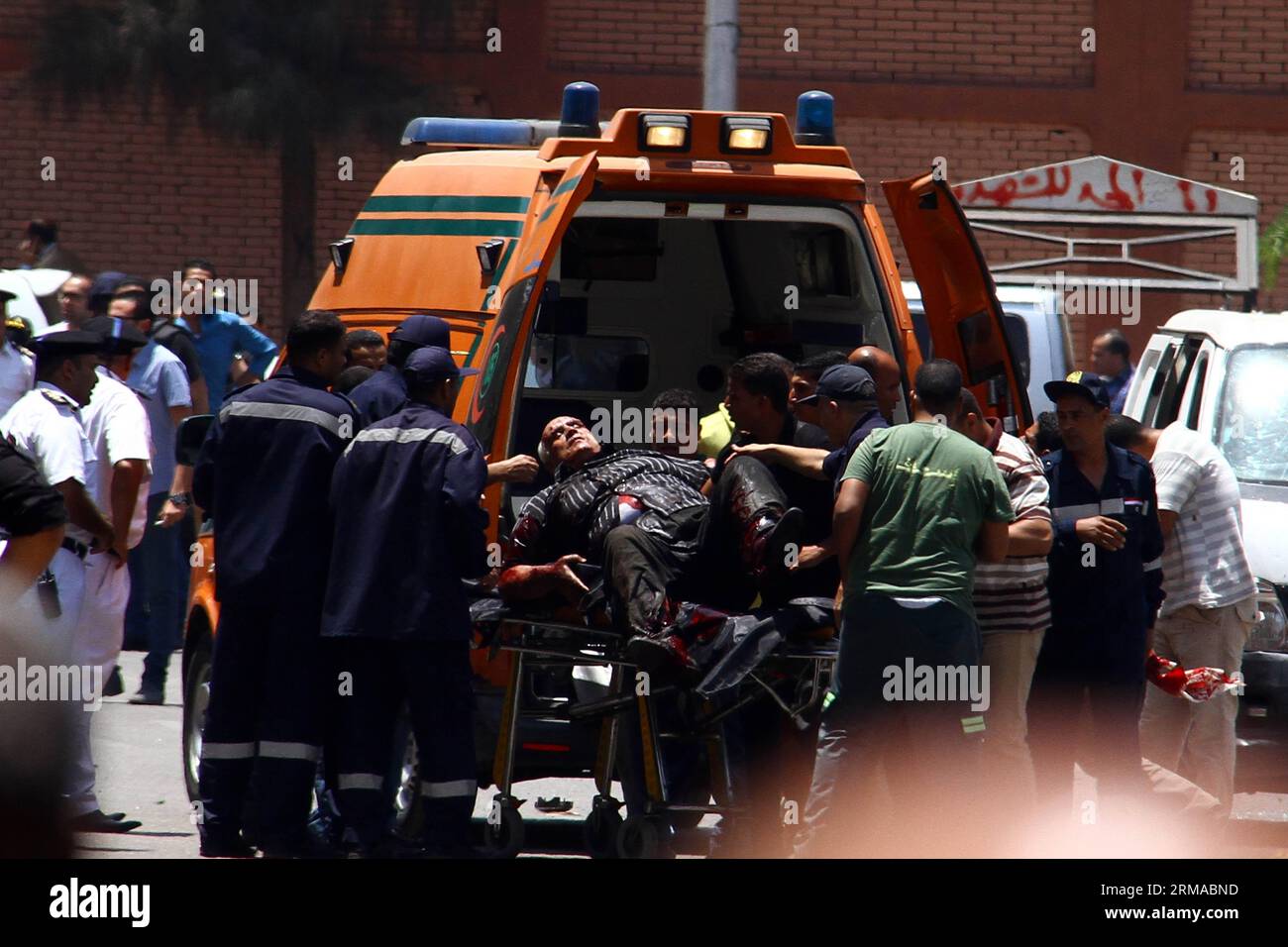 (140630) -- LE CAIRE, 30 juin 2014 (Xinhua) -- des gens transfèrent un blessé à une ambulance sur le site d'un attentat à la bombe à l'extérieur du palais présidentiel au Caire, Égypte, le 30 juin 2014. Deux policiers ont été tués et plusieurs autres membres du personnel de sécurité ont été blessés dans deux explosions près du palais présidentiel au Caire. Aucun groupe n'a encore revendiqué la responsabilité de ces attaques. (xinhua/Ahmed Gomaa)(zhf) EGYPTE-CAIRE-EXPLOSION DE BOMBE PUBLICATIONxNOTxINxCHN le Caire juin 30 2014 célébrités XINHUA transfert à un homme blessé à l'Ambulance SUR le site d'une explosion de bombe à l'extérieur du Palais présidentiel au Caire EGY Banque D'Images