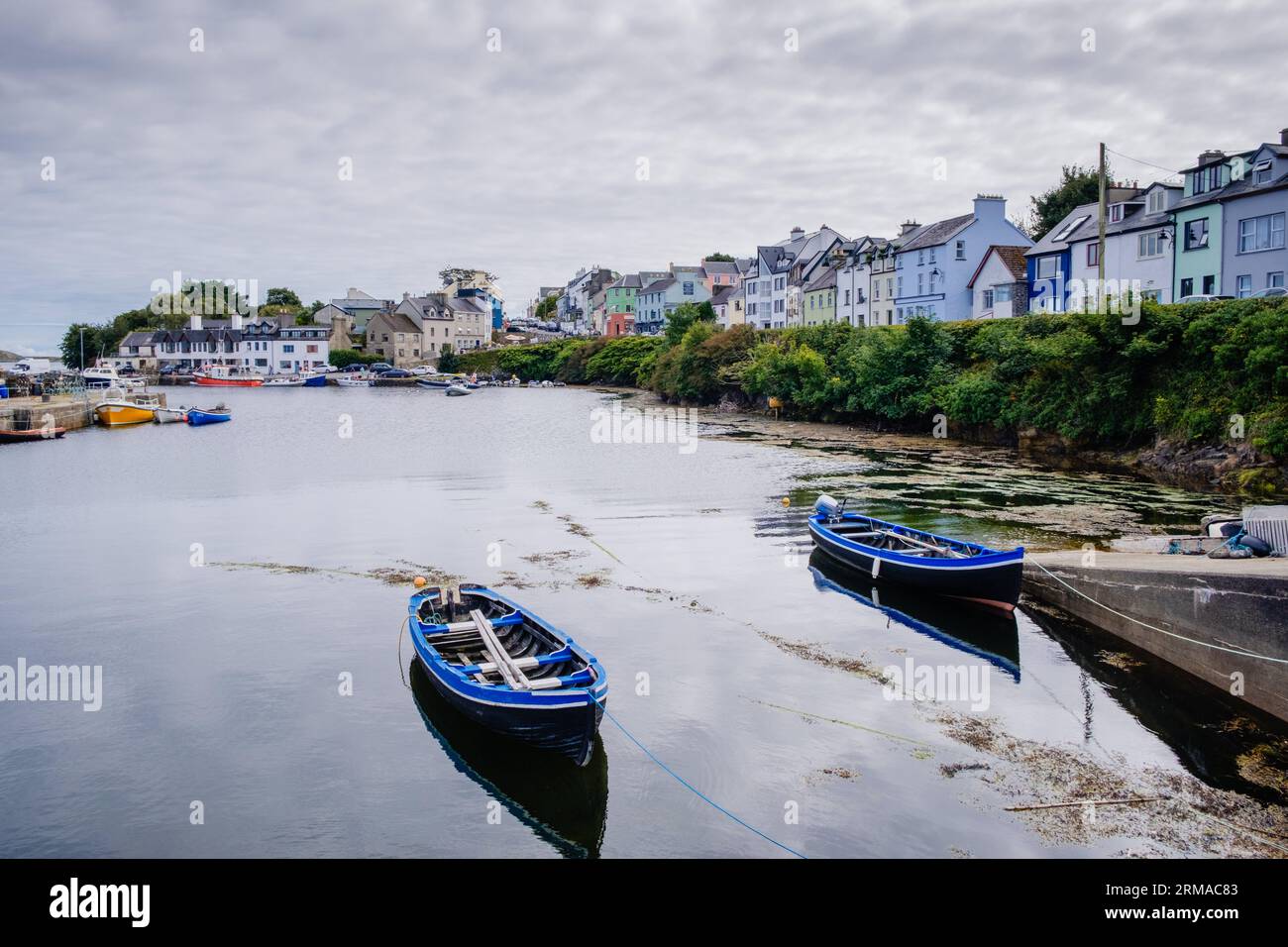 Le joli et tranquille port de pêche de Roundstone sur la côte ouest irlandaise. Banque D'Images