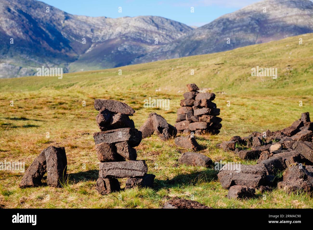 Blocs de tourbe, dans une tourbière traditionnelle, sur la côte de l'Irlande Banque D'Images