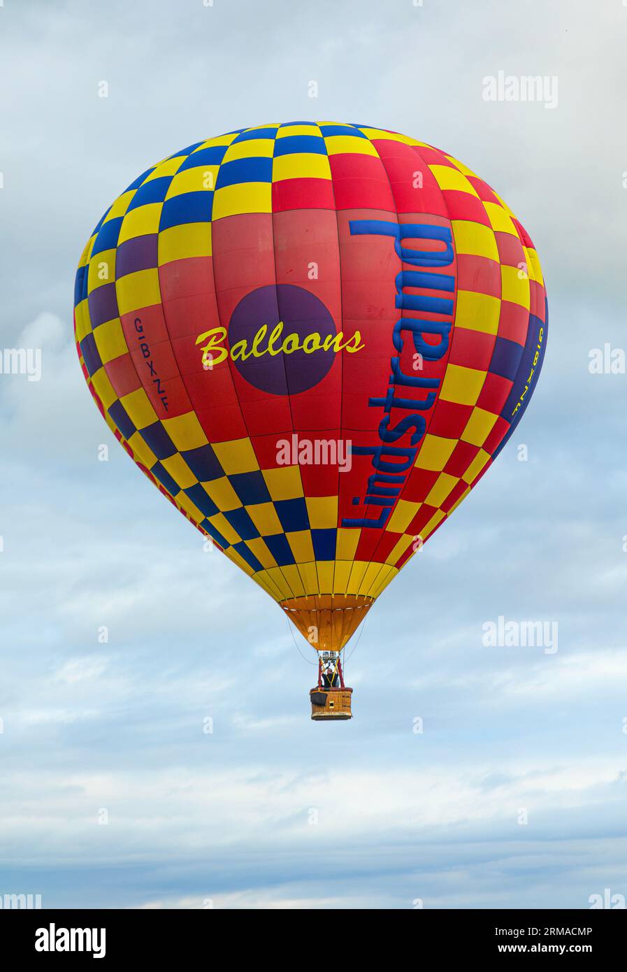 Une montgolfière Lindstrand Balloon volant pendant le Strathaven Balloon Festival 2023 à Strathaven, en Écosse. Banque D'Images