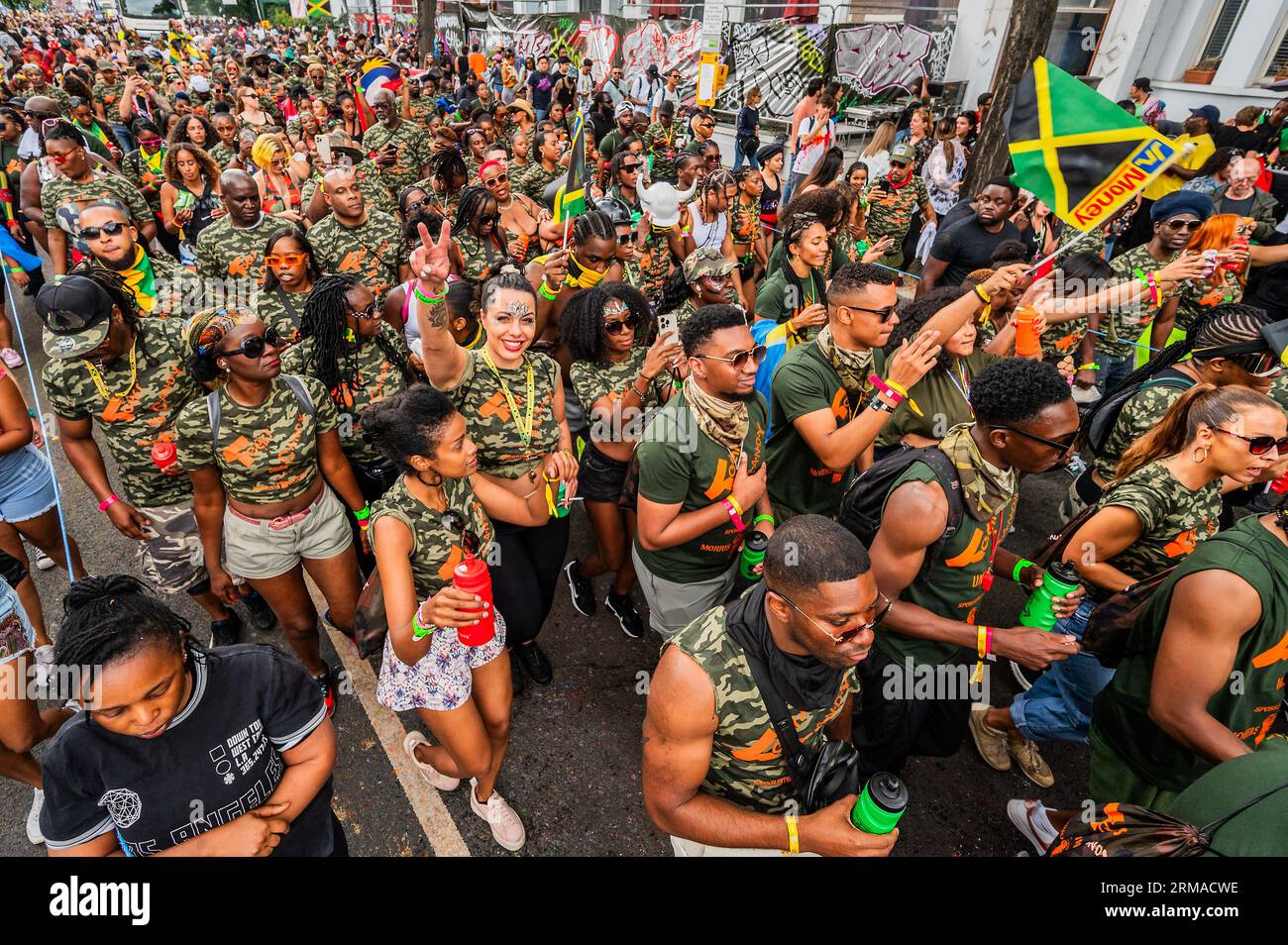 Londres, Royaume-Uni. 27 août 2023. Danse derrière des camions avec de gros systèmes sonores avant le défilé - le dimanche du Carnaval de Notting Hill, traditionnellement journée des enfants. L'événement annuel dans les rues du Royal Borough de Kensington et Chelsea, pendant le week-end de vacances bancaires d'août. Il est dirigé par des membres de la communauté des Antilles britanniques et attire environ un million de personnes chaque année, ce qui en fait l'un des plus grands festivals de rue au monde. Crédit : Guy Bell/Alamy Live News Banque D'Images