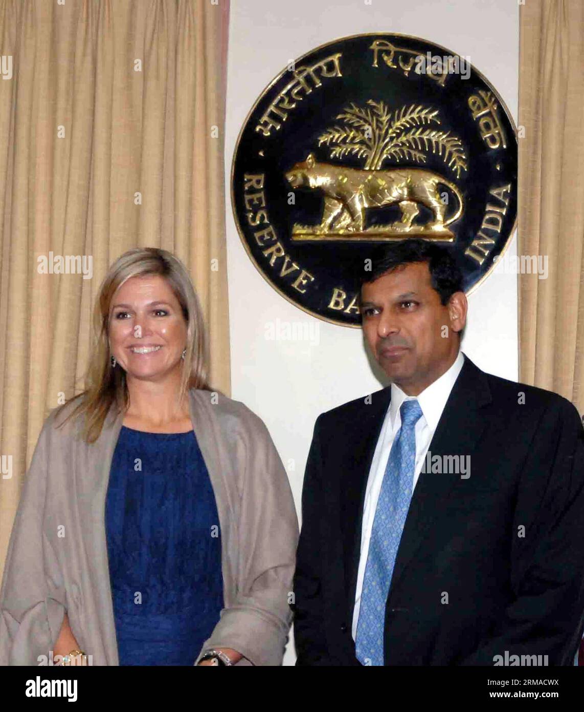 (140702) -- MUMBAI, 2 juillet 2014 (Xinhua) -- la reine Maxima (L) des pays-Bas et le gouverneur de la Reserve Bank of India (RBI), Raghuram Rajan, assistent à une conférence de presse au siège de la RBI à Mumbai, en Inde, le 2 juillet 2014. La reine Maxima a rendu visite à la Banque de réserve de l'Inde en sa qualité d'avocate spéciale du Secrétaire général des Nations Unies pour le financement inclusif pour le développement. (Xinhua/Stringer)(zhf) INDIA-MUMBAI-NETHERLANDS-PRESS CONFERENCE PUBLICATIONxNOTxINxCHN Mumbai juillet 2 2014 la reine XINHUA des pays-Bas et la Reserve Bank of India le gouverneur de la RBI, Raghuram Rajan, assistent à une conférence de presse AU RB Banque D'Images