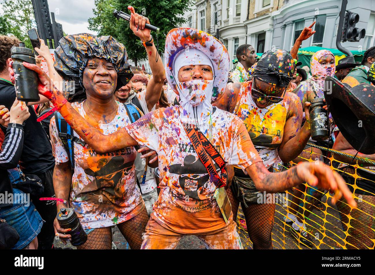 Londres, Royaume-Uni. 27 août 2023. Beaucoup sont enduits de poudre colorée et d'huile de la cérémonie d'ouverture de Jouvet tôt le matin - Dancing derrière des camions avec de grands systèmes de sonorisation avant le défilé - le dimanche du Carnaval de Notting Hill, traditionnellement journée des enfants. L'événement annuel dans les rues du Royal Borough de Kensington et Chelsea, pendant le week-end de vacances bancaires d'août. Il est dirigé par des membres de la communauté des Antilles britanniques et attire environ un million de personnes chaque année, ce qui en fait l'un des plus grands festivals de rue au monde. Crédit : Guy Bell/Alamy Live News Banque D'Images