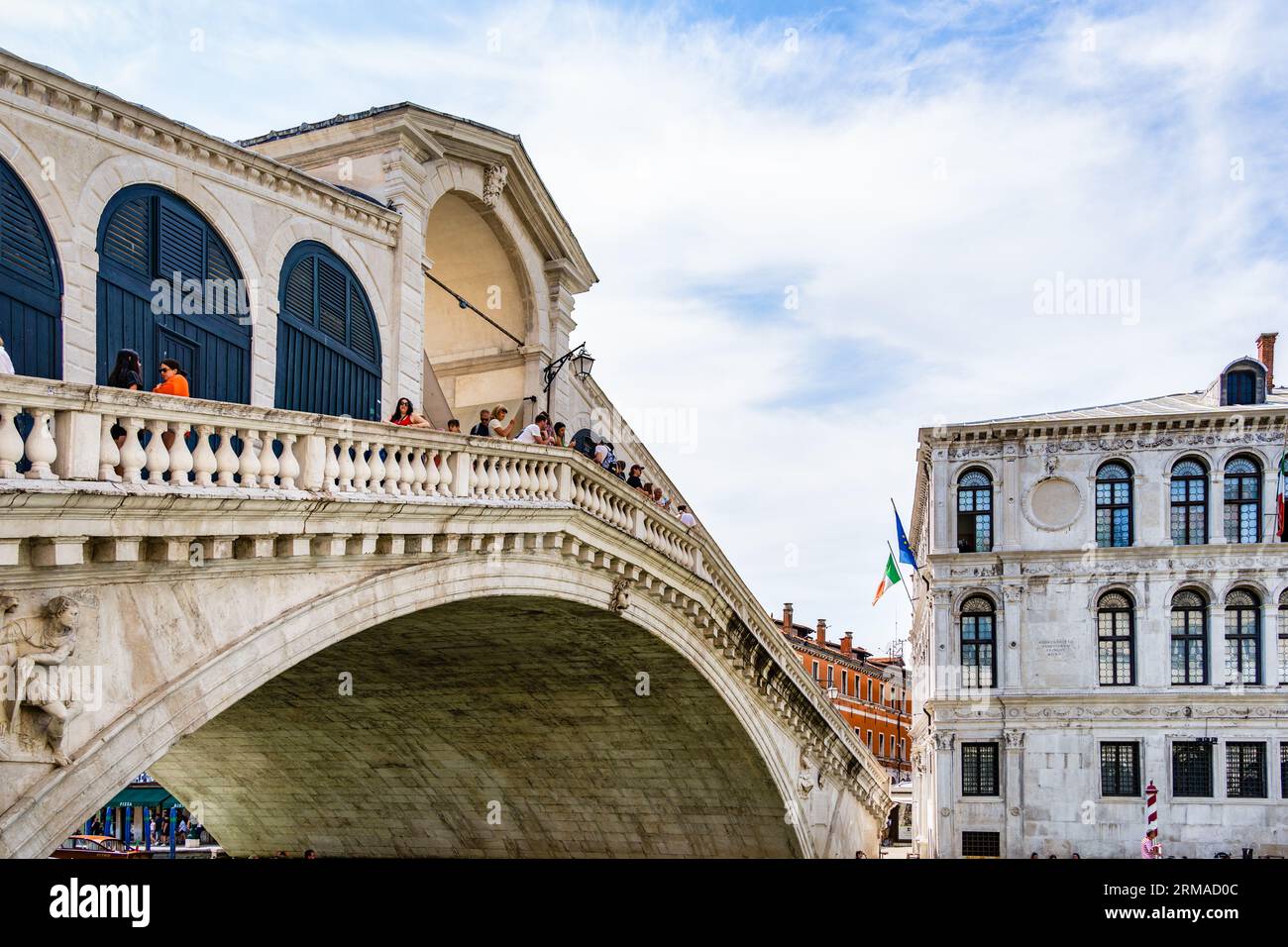 Venise, Italie - Mai 30 2023 : des touristes prennent des photos sur le pont du Rialto. Attraction touristique célèbre à Venise. Banque D'Images