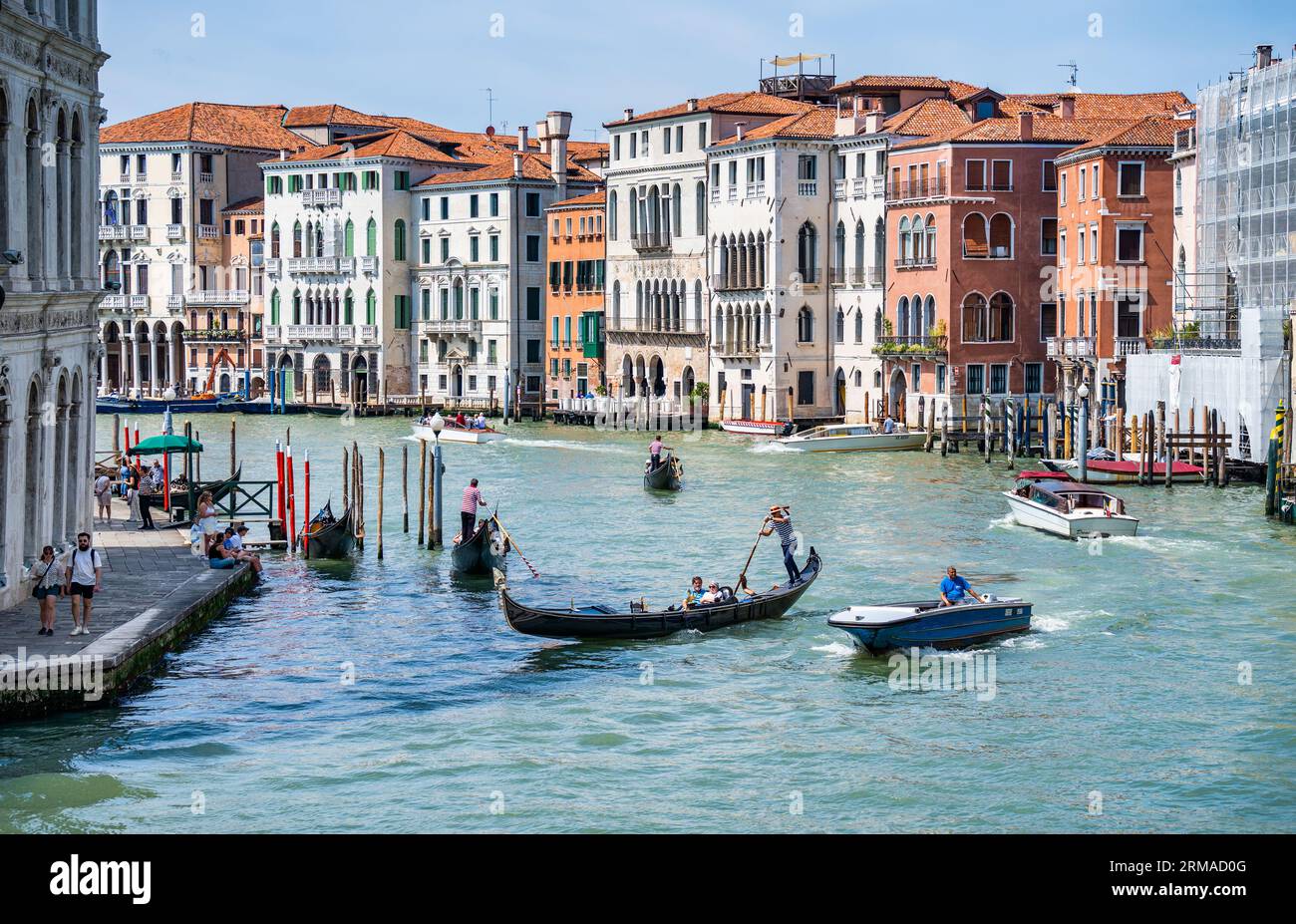 Venise, Italie - Mai 30 2023 : promenade traditionnelle en gondole sur le Grand Canal.touristes à Venise. Banque D'Images