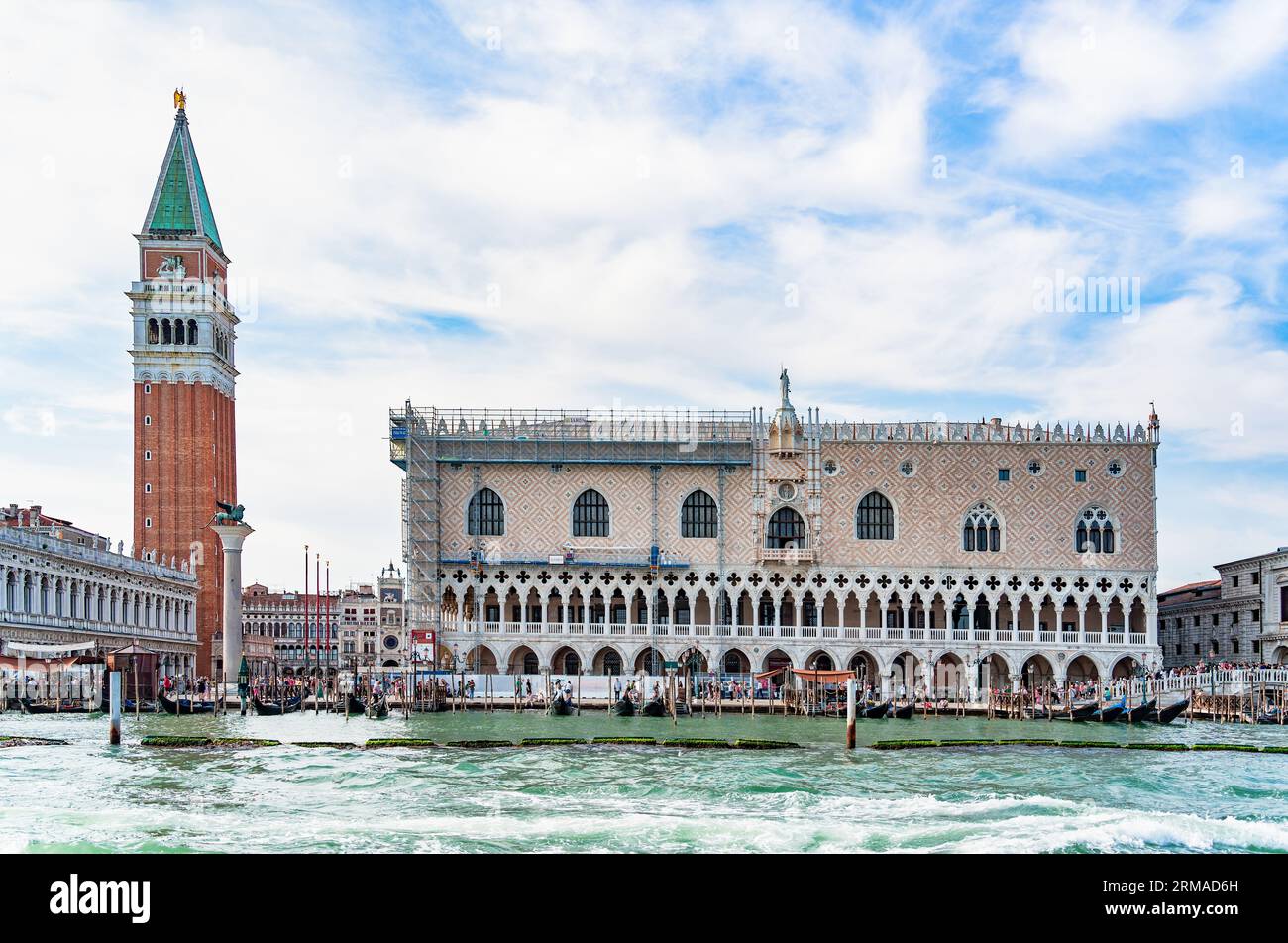 Vue d'en haut sur le Grand Canal avec Palais des Doges (Palazzo Ducale) et Colonna di San Marco à Venise Banque D'Images