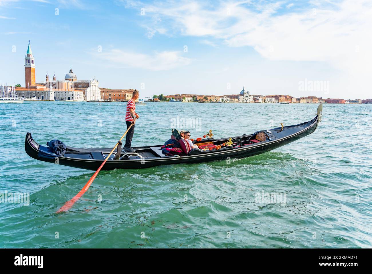 Venise, Italie - Mai 30 2023 : promenade traditionnelle en gondole sur le Grand Canal.touristes à Venise. Banque D'Images