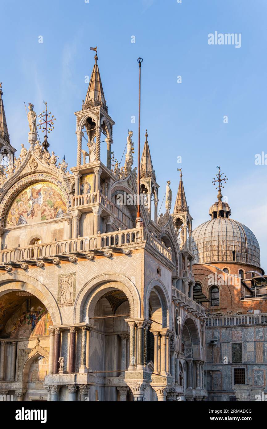 Détail architectural avec la façade de la basilique Saint-Marc à Venise, Italie., Banque D'Images
