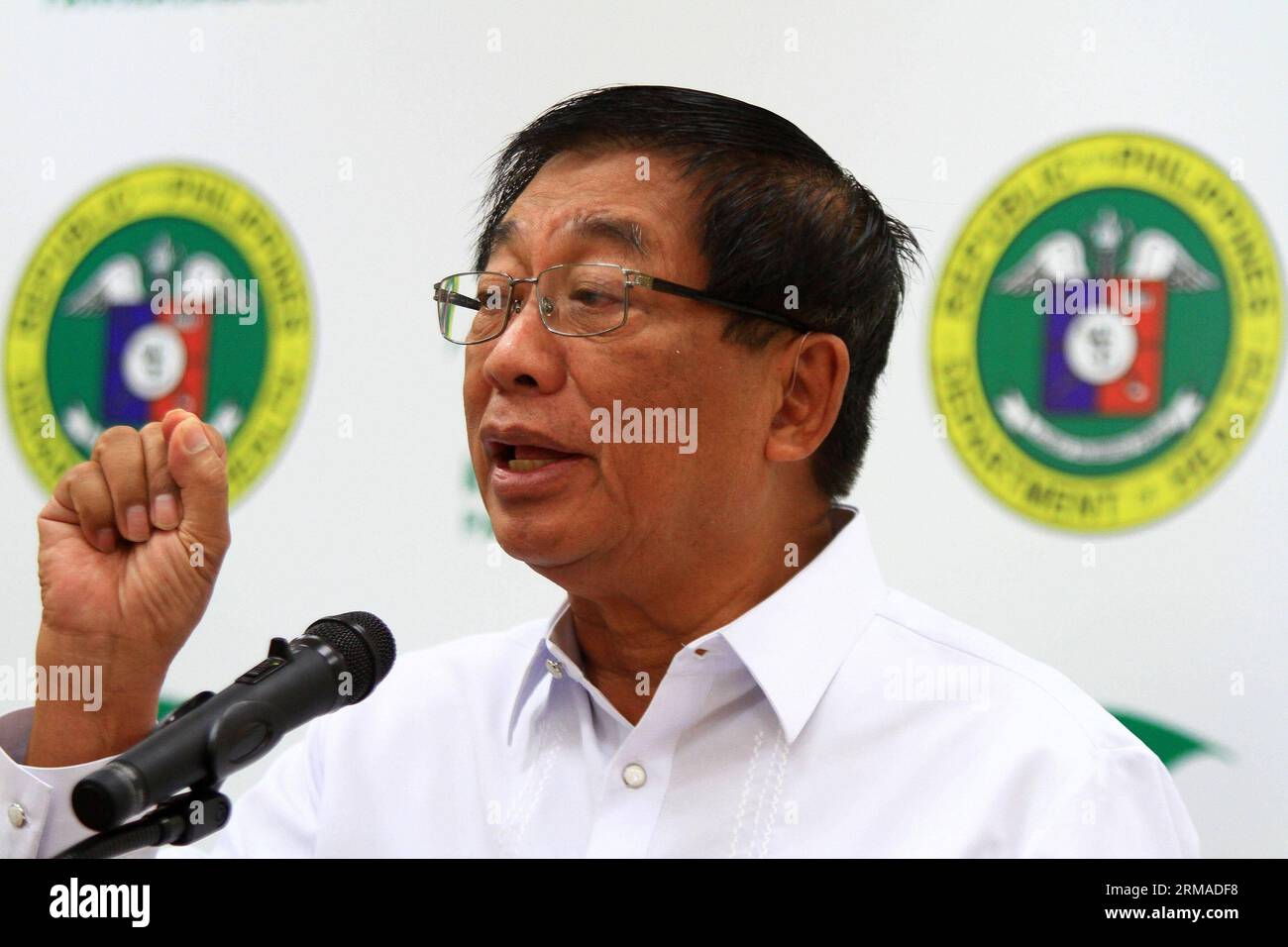 (140703) -- MANILLE, 3 juillet 2014 (Xinhua) -- Enrique Ona, secrétaire du ministère philippin de la Santé (DOH), fait des gestes lors d'une conférence de presse à Manille, Philippines, le 3 juillet 2014. Le gouvernement philippin exhorte les musulmans philippins à reporter leur pèlerinage à la Mecque, en Arabie saoudite, en raison du syndrome respiratoire du Moyen-Orient-Corona virus (mers-COV). (Xinhua/Rouelle Umali) (zjl) PHILIPPINES-MANILA-NEWS CONFERENCE PUBLICATIONxNOTxINxCHN Manille juillet 3 2014 XINHUA Ministère philippin de la Santé le secrétaire Enrique Ona fait des gestes lors d'une conférence de presse à Manille, Philippines, juillet 3 2014 Banque D'Images