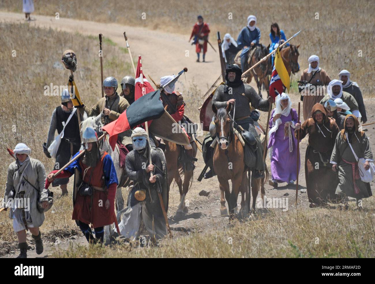 (140706) -- TIBÉRIADE (ISRAËL), 5 juillet 2014 (Xinhua) -- des membres israéliens de clubs de chevaliers, vêtus de costumes, prennent part à la reconstitution des cornes de la bataille de Hattin, de l'ancienne ville septentrionale de Tzipori aux cornes de Hattin près de Tibériade, dans le nord d'Israël, le 5 juillet 2014. Quelque 70 Israéliens, principalement d'origine russe, ont pris part à la cinquième reconstitution annuelle des cornes de la bataille de Hattin samedi, anniversaire de la bataille de 1187 qui a conduit à la chute de l'emprise chrétienne à Jérusalem et à la troisième croisade. Parrainé par le club Regnum Hierosolymitanum, un groupe qui effectue des reconstitutions historiques de Banque D'Images