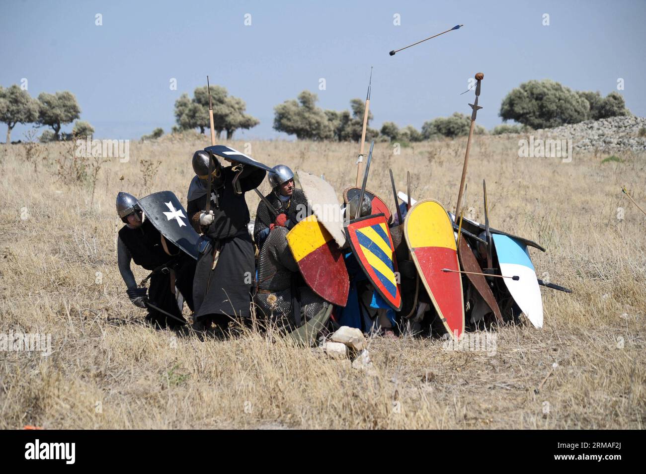(140706) -- TIBÉRIADE (ISRAËL), 5 juillet 2014 (Xinhua) -- des membres israéliens de clubs de chevaliers, vêtus de costumes, prennent part à la reconstitution des cornes de la bataille de Hattin, de l'ancienne ville septentrionale de Tzipori aux cornes de Hattin près de Tibériade, dans le nord d'Israël, le 5 juillet 2014. Quelque 70 Israéliens, principalement d'origine russe, ont pris part à la cinquième reconstitution annuelle des cornes de la bataille de Hattin samedi, anniversaire de la bataille de 1187 qui a conduit à la chute de l'emprise chrétienne à Jérusalem et à la troisième croisade. Parrainé par le club Regnum Hierosolymitanum, un groupe qui effectue des reconstitutions historiques de Banque D'Images