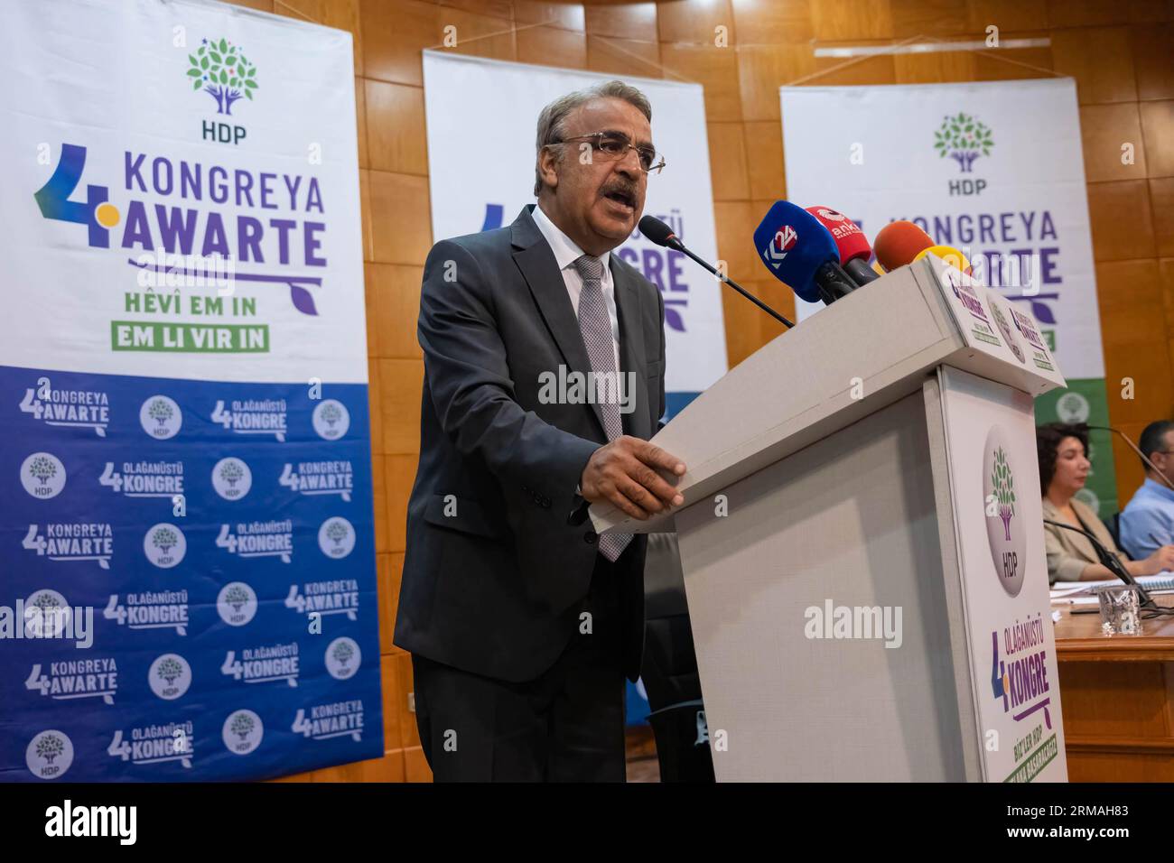 Ankara, Turquie. 27 août 2023. L’ancien coprésident du HDP Mithat Sancar a pris la parole pendant l’événement. Le Parti démocratique du peuple (HDP) a tenu son 4e congrès extraordinaire. De nombreuses personnes ont assisté au congrès qui s'est tenu à Ankara. Sultan Ozcan et Cahit Kirkazak sont devenus les nouveaux coprésidents du parti politique kurde, contre lequel il y a également une affaire de fermeture. (Photo Bilal Seckin/SOPA Images/Sipa USA) crédit : SIPA USA/Alamy Live News Banque D'Images