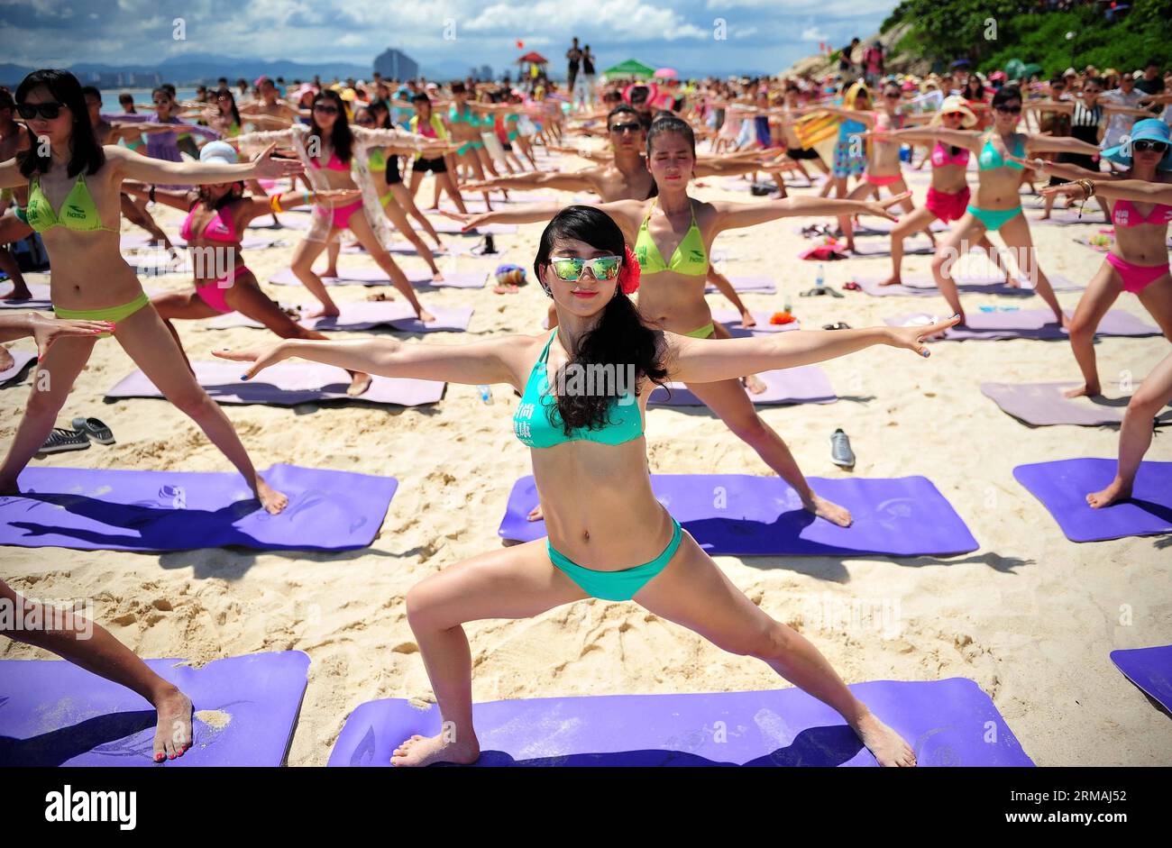 (140712) -- SANYA, 12 juillet 2014 (Xinhua) -- les gens pratiquent le yoga lors d'une énorme soirée bikini organisée sur l'île de Wuzhizhou à Sanya, dans la province de Hainan du sud de la Chine, le 12 juillet 2014. (Xinhua/Guo Cheng)(wjq) CHINA-HAINAN-SANYA-SEASIDE-BIKINI FESTIVAL (CN) PUBLICATIONxNOTxINxCHN Sanya juillet 12 2014 XINHUA célébrités pratiquent le yoga lors d'une fête massive de bikini héros AU Wuzhizhou Islande à Sanya South China S Hainan province de Hainan Chine juillet 12 2014 XINHANYA Seaside bikini Festival CN Banque D'Images