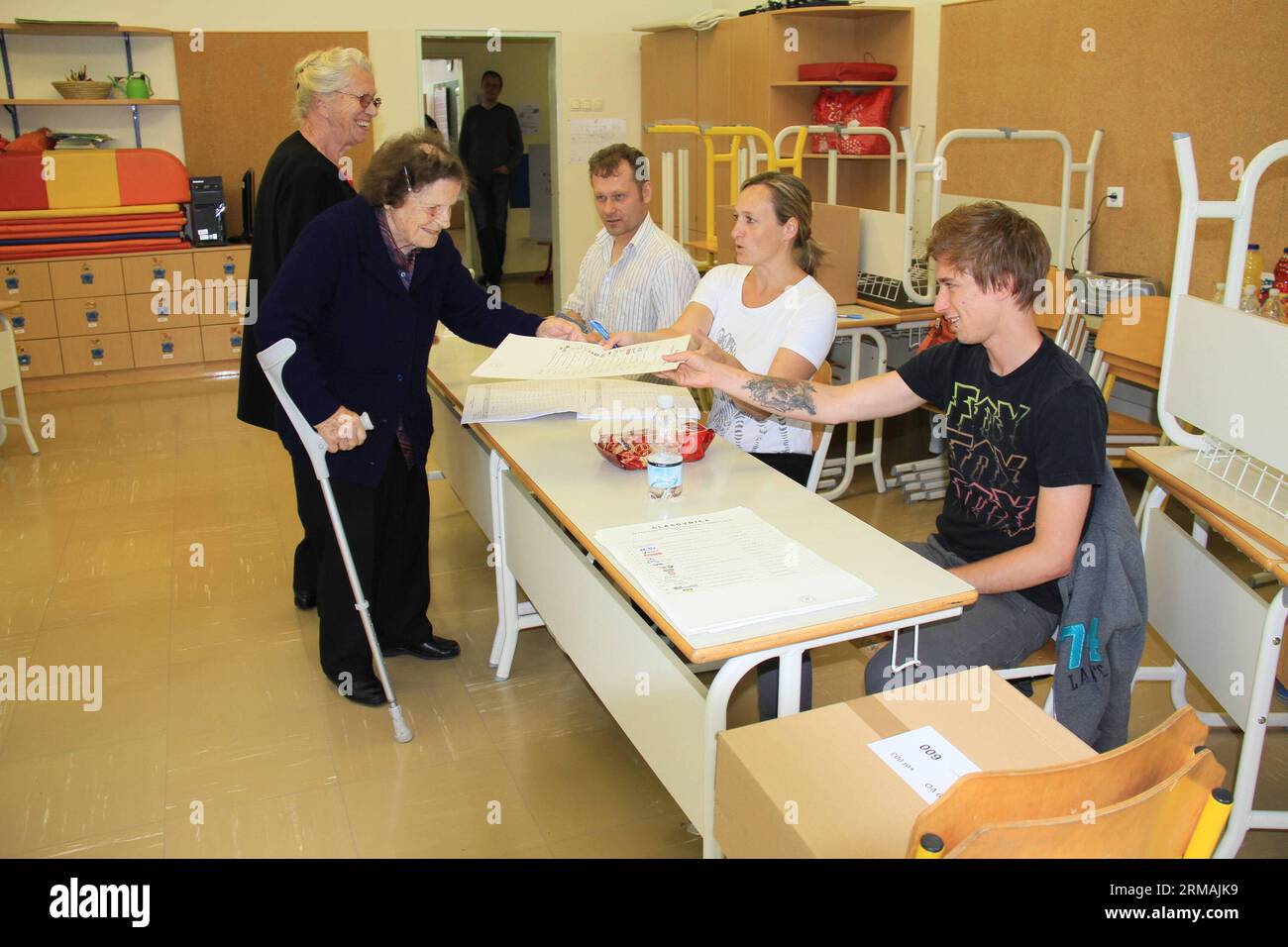 (140713) -- LJUBLJANA, 13 juillet 2014 (Xinhua) -- Une slovène utilise un formulaire de vote d'un membre du personnel d'un bureau de vote établi à Ljubljana, capitale de la Slovénie, le 13 juillet 2014. Les Slovènes se sont rendus aux urnes dimanche lors de la huitième élection générale du pays depuis la rédaction d une constitution en 1990. Plus de 1,7 millions d'électeurs éligibles devraient voter, choisissant 90 députés à l'Assemblée nationale parmi plus de 1 100 candidats désignés par 17 partis. (Xinhua/Zhao Yi) SLOVÉNIE-LJUBLJANA-ELECTIONS GÉNÉRALES PUBLICATIONxNOTxINxCHN Ljubljana juillet 13 2014 XINHUA Banque D'Images