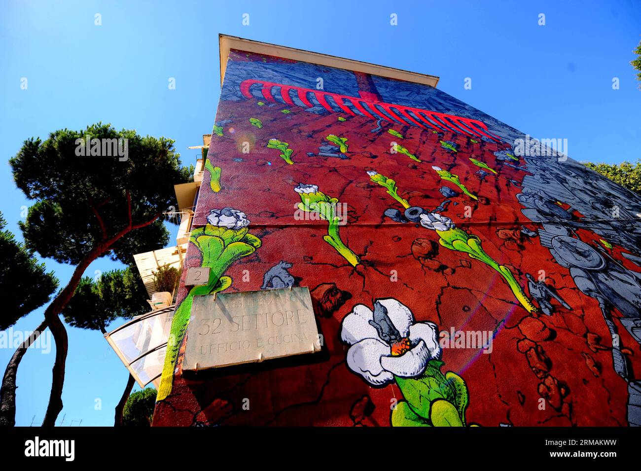 (140715) -- ROME, 15 juillet 2014 (Xinhua) -- une photo prise le 15 juillet montre la fresque murale créée par le muraliste espagnol Liqen dans la communauté de San Basilio à Rome, en Italie. Rome, la capitale italienne, a lancé un projet visant à transformer la ville en centre des arts de la rue. Le muraliste de rue espagnol Liqen et le muraliste de rue italien Agostino Iacurci ont terminé des peintures murales sur quatre façades de la communauté de San Basilio à la périphérie orientale de Rome. D'autres quartiers de Rome seront décorés à l'avenir. (Xinhua/Xu Nizhi) (djj) ITALIE-ROME-STREET ART-MURAL PUBLICATIONxNOTxINxCHN Rome juillet 15 2014 XINHUA photo prise LE 15 juillet SH Banque D'Images