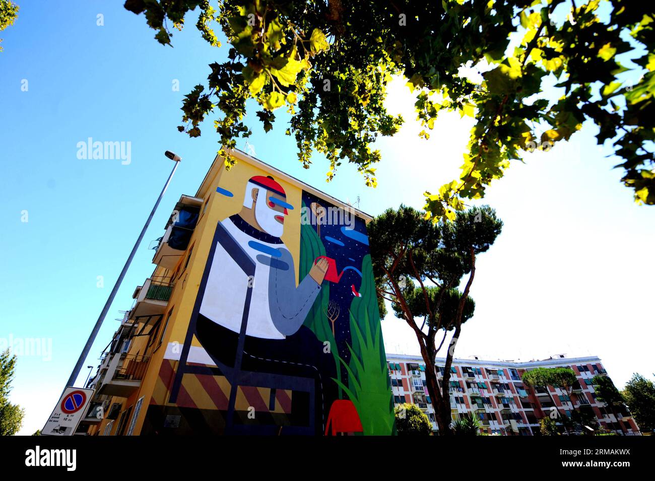 (140715) -- ROME, 15 juillet 2014 (Xinhua) -- une photo prise le 15 juillet montre la fresque murale créée par le muraliste italien Agostino Iacurci dans la communauté de San Basilio à Rome, en Italie. Rome, la capitale italienne, a lancé un projet visant à transformer la ville en centre des arts de la rue. Le muraliste de rue espagnol Liqen et le muraliste de rue italien Agostino Iacurci ont terminé des peintures murales sur quatre façades de la communauté de San Basilio à la périphérie orientale de Rome. D'autres quartiers de Rome seront décorés à l'avenir. (Xinhua/Xu Nizhi) (djj) ITALIE-ROME-STREET ART-MURAL PUBLICATIONxNOTxINxCHN Rome juillet 15 2014 XINHUA photo prise LE Banque D'Images