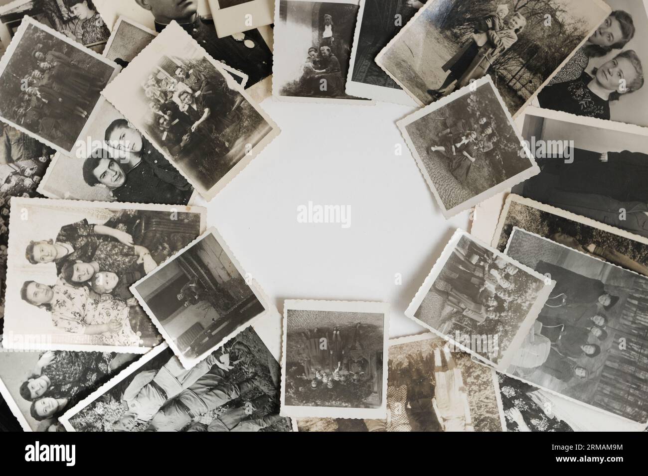 Différentes photos de famille sonnent la fin des années 1940 et l'espace texte au centre Banque D'Images