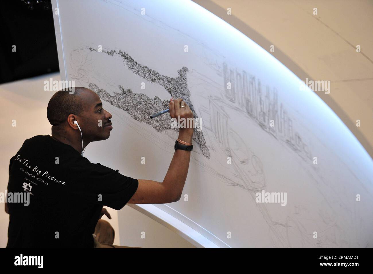 (140716) -- SINGAPOUR, 16 juillet 2014 (Xinhua) -- l'artiste autiste britannique Stephen Wiltshire dessine le premier jour de son apparition au Paragon Shopping Centre de Singapour, le 16 juillet 2014. Singapore Press Holdings (SPH) a invité Stephen Wiltshire à dresser un panorama de Singapour mercredi. (Xinhua/puis Chih Wey) SINGAPORE-ARTIST-STEPHEN WILTSHIRE PUBLICATIONxNOTxINxCHN Singapour juillet 16 2014 XINHUA Britain S Autistic artiste Stephen Wiltshire dessine le premier jour de son apparition au Singapore S Paragon Shopping Centre juillet 16 2014 Singapore Press Holdings SPH a invité Stephen Wiltshire à Dra Banque D'Images