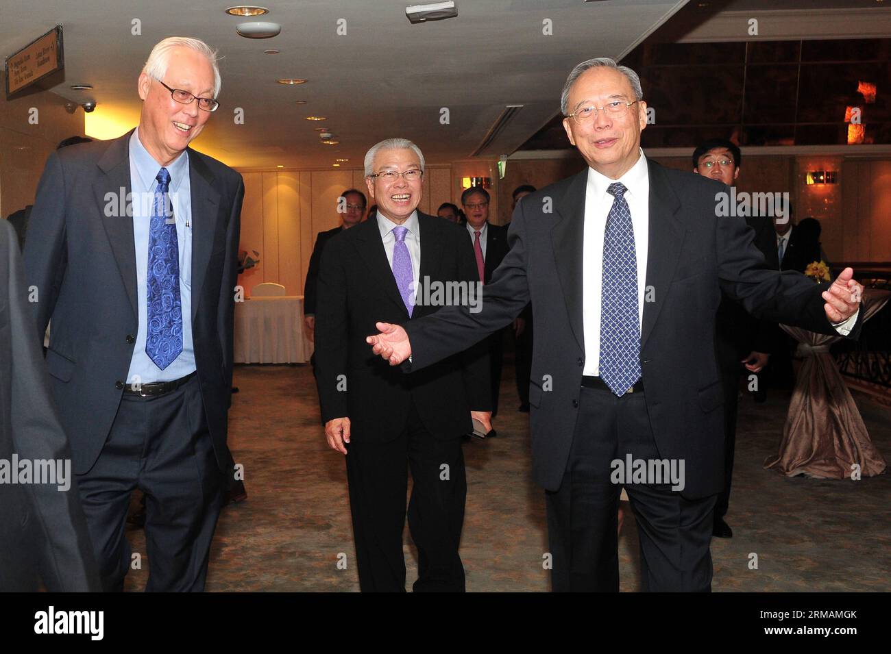 (140716) -- SINGAPOUR, 16 juillet 2014 (Xinhua) -- Goh Chok Tong, ministre émérite de Singapour (à gauche), Chua Thian Poh (C), président de la Fédération singapourienne des associations de clans chinois, et Zeng Peiyan, ancien vice-premier ministre chinois et vice-président du Boao Forum for Asia (BFA), assistent au dîner du Boao Forum for Asia à Singapour le 16 juillet 2014. (Xinhua/Then Chih Wey)(zhf) SINGAPORE-BOAO FORUM FOR ASIA-DINNER PUBLICATIONxNOTxINxCHN Singapour juillet 16 2014 XINHUA Singapour S Emeritus Ministres Goh Chok Tong le Président de la Fédération singapourienne des associations de clans Chua T. Banque D'Images