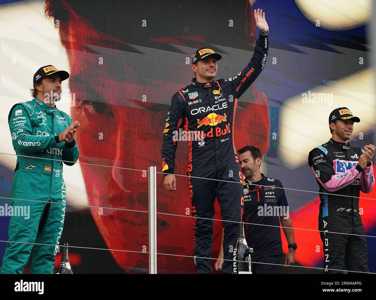Zandvoort, pays-Bas. 27 août 2023. Sport automobile : Championnat du monde de Formule 1, Grand Prix des pays-Bas, Podium de course : vainqueur Max Verstappen (M) des pays-Bas du Team Oracle Red Bull Waves aux spectateurs, 2e place pour Fernando Alonso (L) d'Espagne du Team Aston Martin, 3e place pour Pierre Gasly de France du Team Alpine. Crédit : Hasan Bratic/dpa/Alamy Live News Banque D'Images