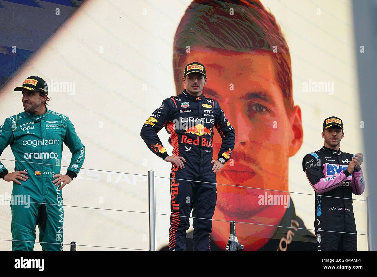 Zandvoort, pays-Bas. 27 août 2023. Sport automobile : Championnat du monde de Formule 1, Grand Prix des pays-Bas, Podium de course : vainqueur Max Verstappen (M) des pays-Bas du Team Oracle Red Bull, 2e place pour Fernando Alonso (L) d'Espagne du Team Aston Martin, 3e place pour Pierre Gasly de France du Team Alpine. Crédit : Hasan Bratic/dpa/Alamy Live News Banque D'Images