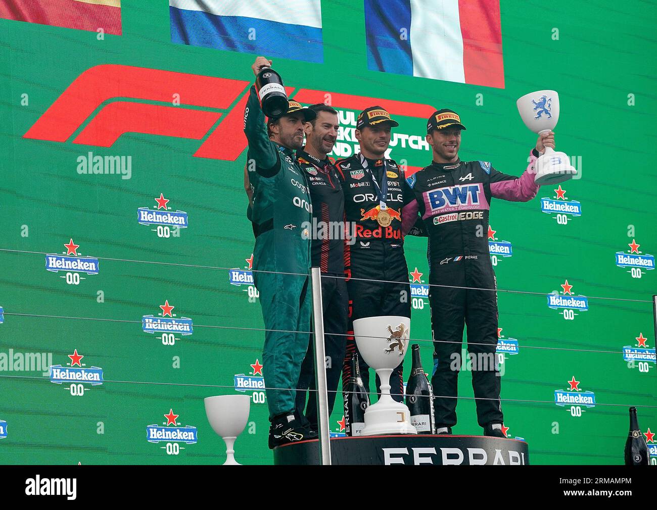 Zandvoort, pays-Bas. 27 août 2023. Sport automobile : Championnat du monde de Formule 1, Grand Prix des pays-Bas, Podium de course : vainqueur Max Verstappen (M) des pays-Bas du Team Oracle Red Bull, 2e place pour Fernando Alonso (L) d'Espagne du Team Aston Martin, 3e place pour Pierre Gasly de France du Team Alpine. Crédit : Hasan Bratic/dpa/Alamy Live News Banque D'Images