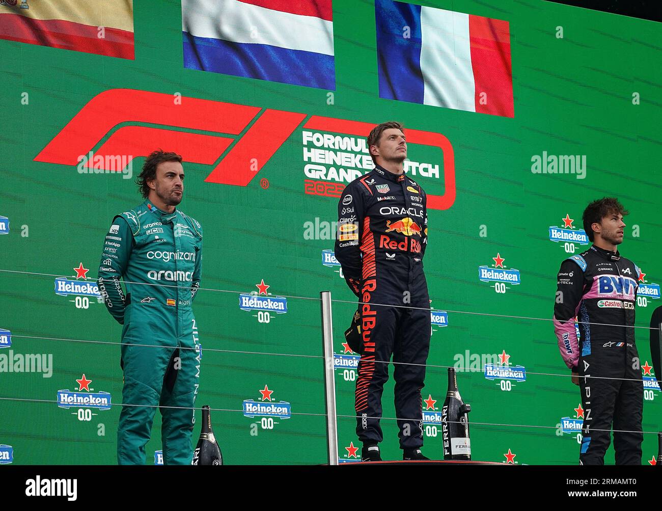 Zandvoort, pays-Bas. 27 août 2023. Sport automobile : Championnat du monde de Formule 1, Grand Prix des pays-Bas, Podium de course : vainqueur Max Verstappen (M) des pays-Bas du Team Oracle Red Bull, 2e place pour Fernando Alonso (L) d'Espagne du Team Aston Martin, 3e place pour Pierre Gasly de France du Team Alpine. Crédit : Hasan Bratic/dpa/Alamy Live News Banque D'Images