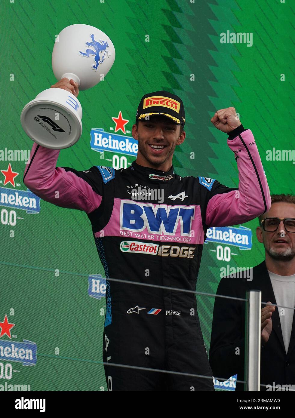 Zandvoort, pays-Bas. 27 août 2023. Sport automobile : Championnat du monde de Formule 1, Grand Prix des pays-Bas, course Podium : Pierre Gasly de France de Team Alpine est ravi de la troisième place avec le trophée dans sa main. Crédit : Hasan Bratic/dpa/Alamy Live News Banque D'Images