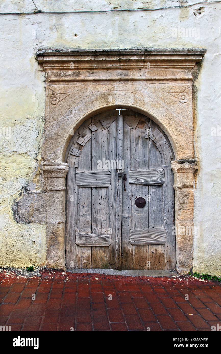 Belle vieille porte traditionnelle avec linteau en forme d'arc de pierre élaboré, dans le village pittoresque de Margarites, dans la région de Rethymnon, Crète, Grèce Banque D'Images