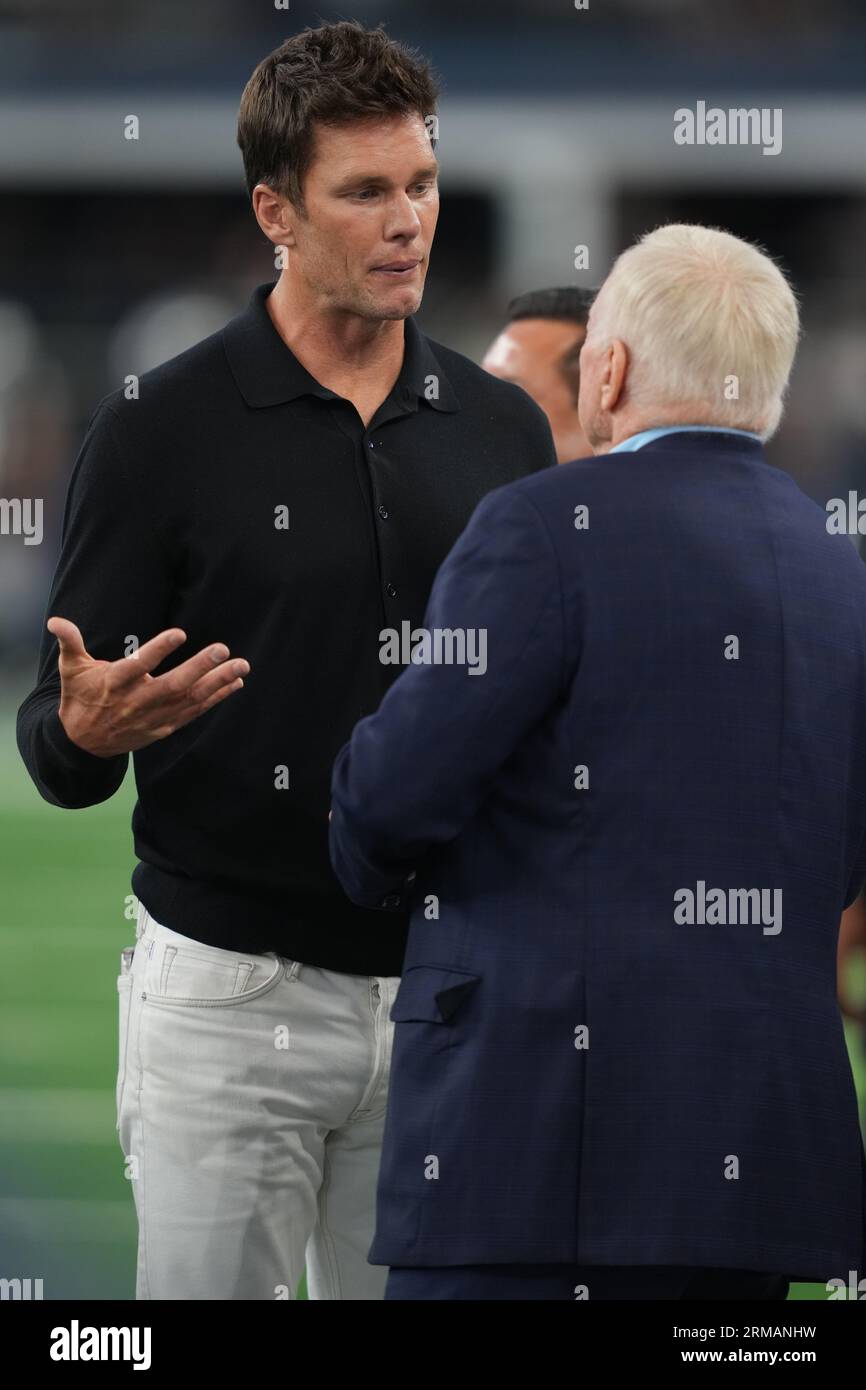 Tom Brady, propriétaire minoritaire des Raiders de Las Vegas, a une conversation avec Jerry Jones, propriétaire des Dallas Cowboys, avant un match de pré-saison de la NFL entre les Raiders de Las Vegas et les Dallas Cowboys au ATT Stadium d'Arlington, Texas, le 26 août 2023. Les Cowboys ont battu les Raiders 31-16. (Max Siker / image du sport) Banque D'Images