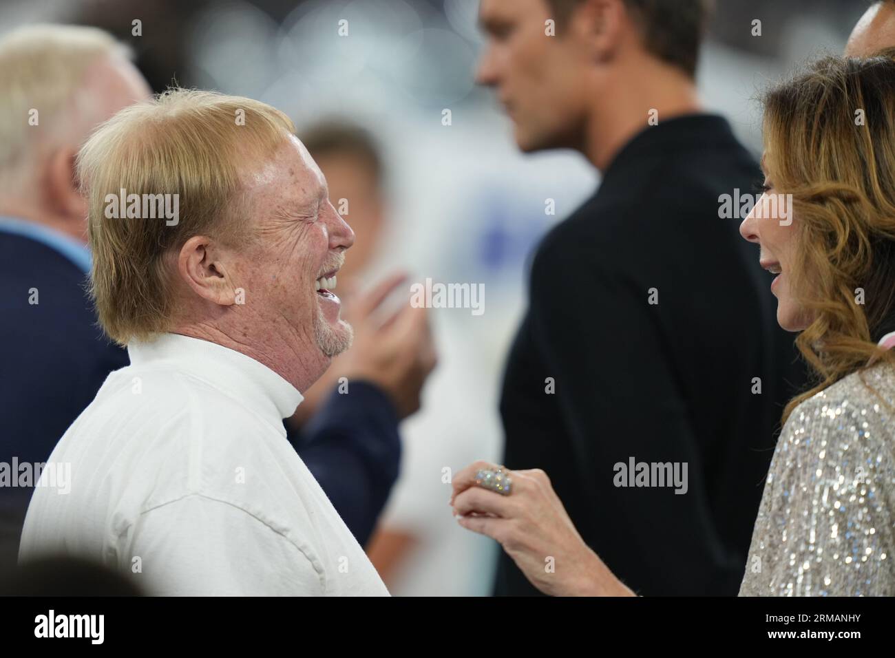 Mark Davis, propriétaire des Las Vegas Raiders, a une conversation avec Charlotte Jones, la fille du propriétaire des Dallas Cowboys, avant un match de pré-saison de la NFL entre les Las Vegas Raiders et les Dallas Cowboys au ATT Stadium d'Arlington, Texas, le 26 août 2023. Les Cowboys ont battu les Raiders 31-16. (Max Siker / image du sport) Banque D'Images