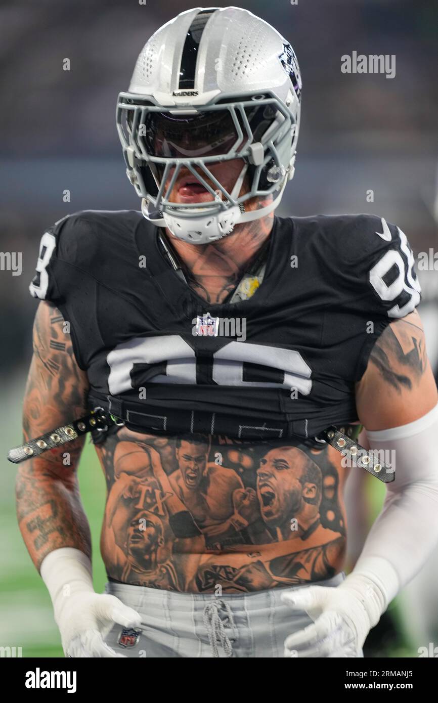 Las Vegas Raiders Defensive Tackle Maxx Crosby (98) participe aux échauffements de l'équipe avant un match de pré-saison de la NFL entre les Las Vegas Raiders et les Dallas Cowboys au ATT Stadium d'Arlington, Texas, le 26 août 2023. Les Cowboys ont battu les Raiders 31-16. (Max Siker / image du sport) Banque D'Images