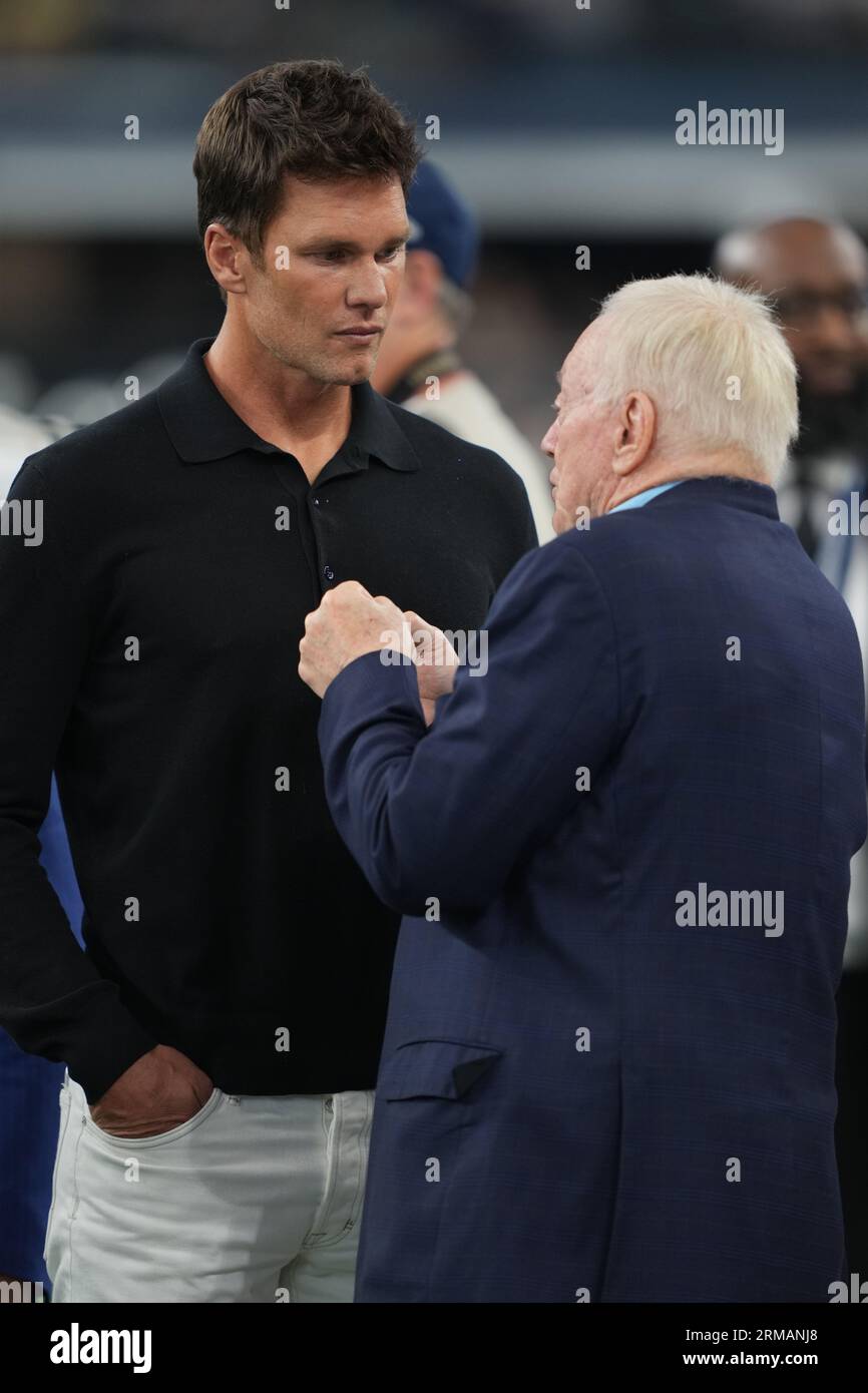 Tom Brady, propriétaire minoritaire des Raiders de Las Vegas, a une conversation avec Jerry Jones, propriétaire des Dallas Cowboys, avant un match de pré-saison de la NFL entre les Raiders de Las Vegas et les Dallas Cowboys au ATT Stadium d'Arlington, Texas, le 26 août 2023. Les Cowboys ont battu les Raiders 31-16. (Max Siker / image du sport) Banque D'Images