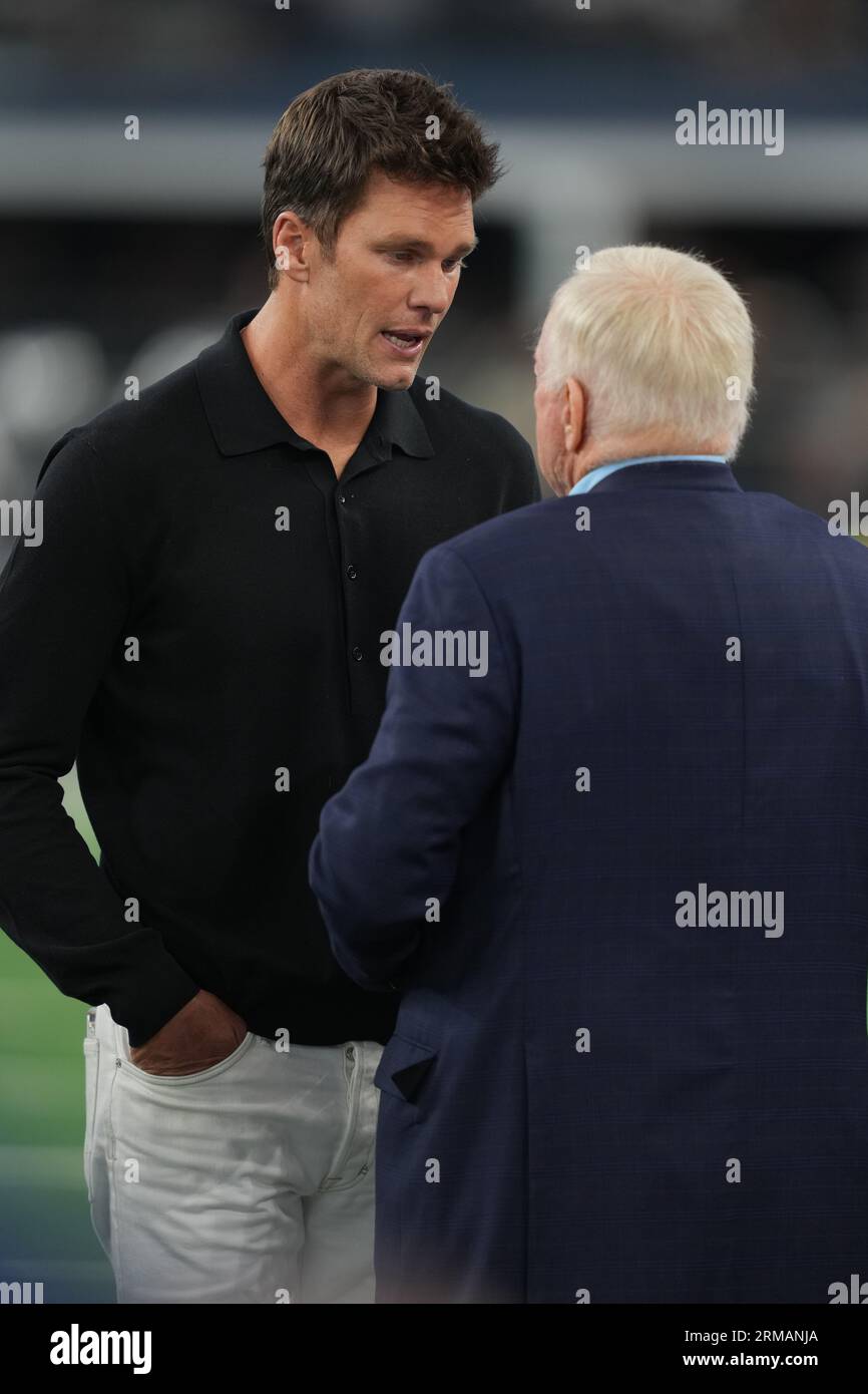Tom Brady, propriétaire minoritaire des Raiders de Las Vegas, a une conversation avec Jerry Jones, propriétaire des Dallas Cowboys, avant un match de pré-saison de la NFL entre les Raiders de Las Vegas et les Dallas Cowboys au ATT Stadium d'Arlington, Texas, le 26 août 2023. Les Cowboys ont battu les Raiders 31-16. (Max Siker / image du sport) Banque D'Images