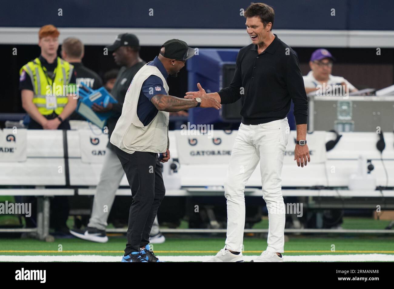 Le propriétaire minoritaire des Raiders de Las Vegas a une conversation avec Steve Smith, présentateur de la NFL Network, avant un match de pré-saison entre les Raiders de Las Vegas et les Cowboys de Dallas au ATT Stadium d'Arlington, Texas, le 26 août 2023. Les Cowboys ont battu les Raiders 31-16. (Max Siker / image du sport) Banque D'Images