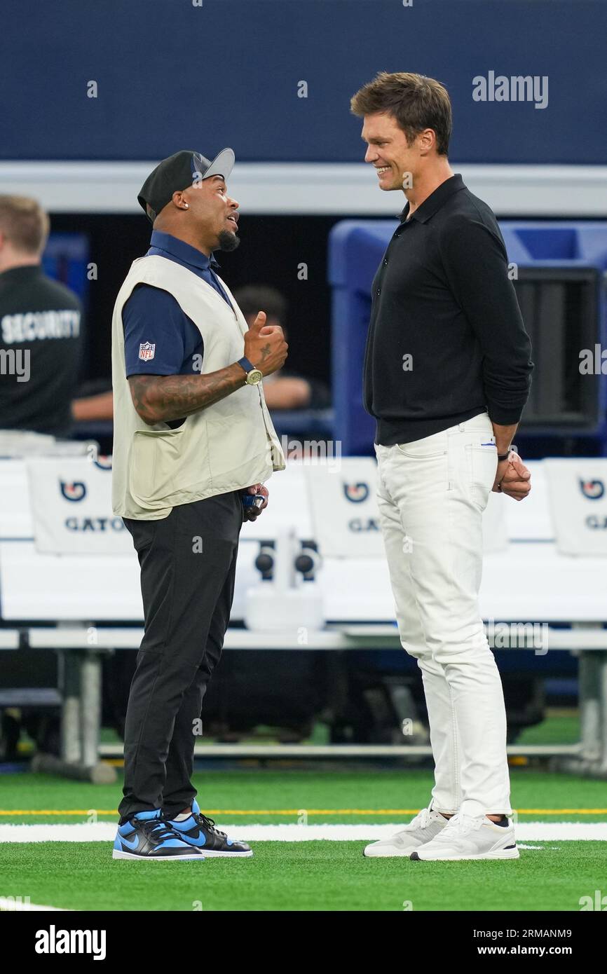 Le propriétaire minoritaire des Raiders de Las Vegas a une conversation avec Steve Smith, présentateur de la NFL Network, avant un match de pré-saison entre les Raiders de Las Vegas et les Cowboys de Dallas au ATT Stadium d'Arlington, Texas, le 26 août 2023. Les Cowboys ont battu les Raiders 31-16. (Max Siker / image du sport) Banque D'Images