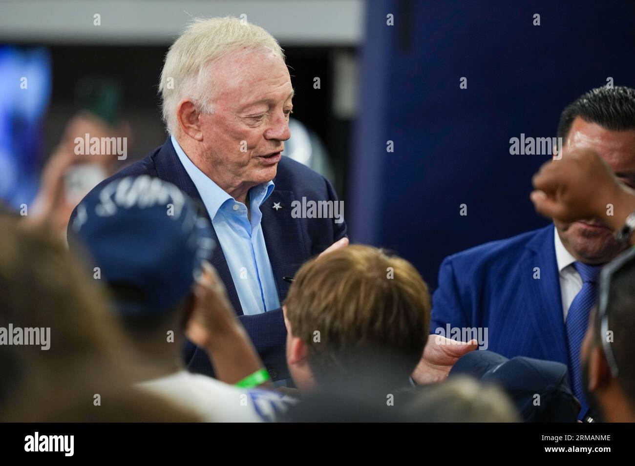 Le propriétaire des Dallas Cowboys, Jerry Jones, rencontre les fans de l'équipe avant un match de pré-saison de la NFL entre les Raiders de Las Vegas et les Dallas Cowboys au ATT Stadium d'Arlington, Texas, le 26 août 2023. Les Cowboys ont battu les Raiders 31-16. (Max Siker / image du sport) Banque D'Images
