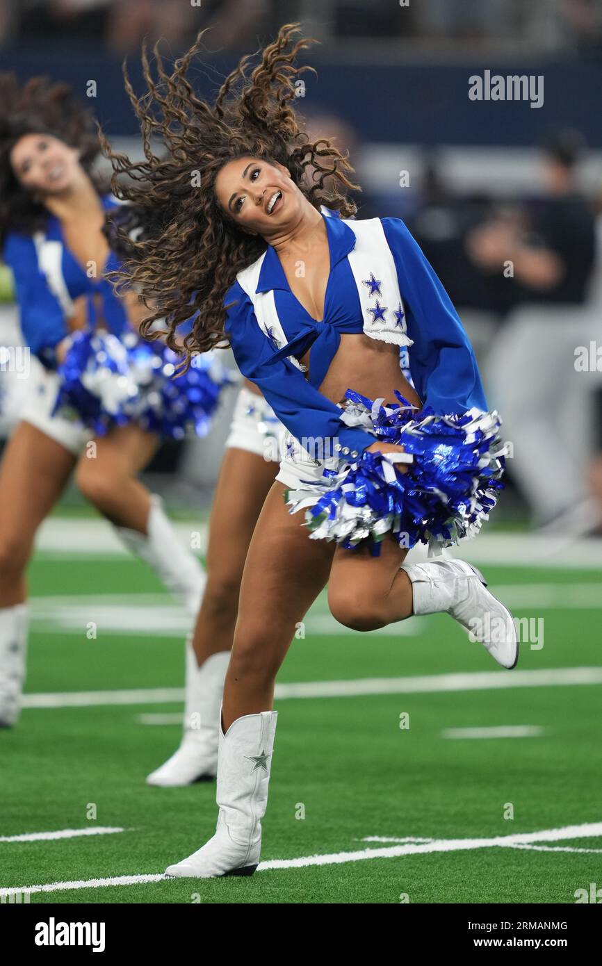 La cheerleader des Dallas Cowboys KayDianna MacKenzie effectue une routine sur le terrain avant un match de pré-saison de la NFL entre les Raiders de Las Vegas et les Dallas Cowboys au ATT Stadium d'Arlington, Texas, le 26 août 2023. Les Cowboys ont battu les Raiders 31-16. (Max Siker / image du sport) Banque D'Images