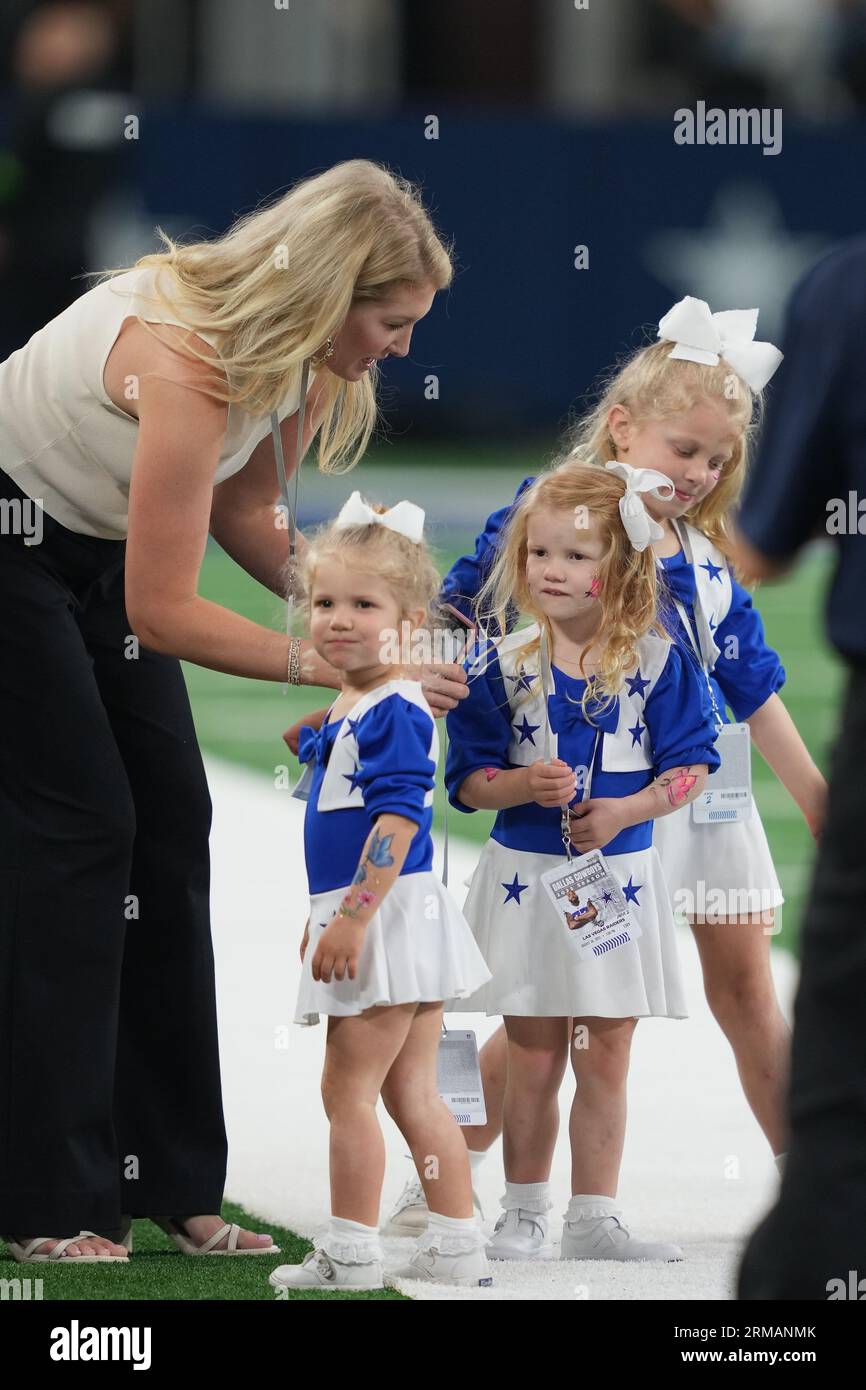 Les petits-enfants de Jerry Jones sont vêtus d'uniformes de pom-pom-meneur avant un match de pré-saison de la NFL entre les Raiders de Las Vegas et les Cowboys de Dallas au ATT Stadium d'Arlington, Texas, le 26 août 2023. Les Cowboys ont battu les Raiders 31-16. (Max Siker / image du sport) Banque D'Images